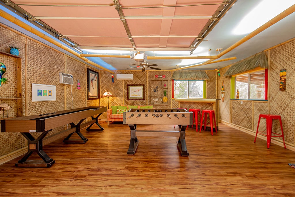 Tiki Bar Game Room - Walker Luxury Vacation Rentals