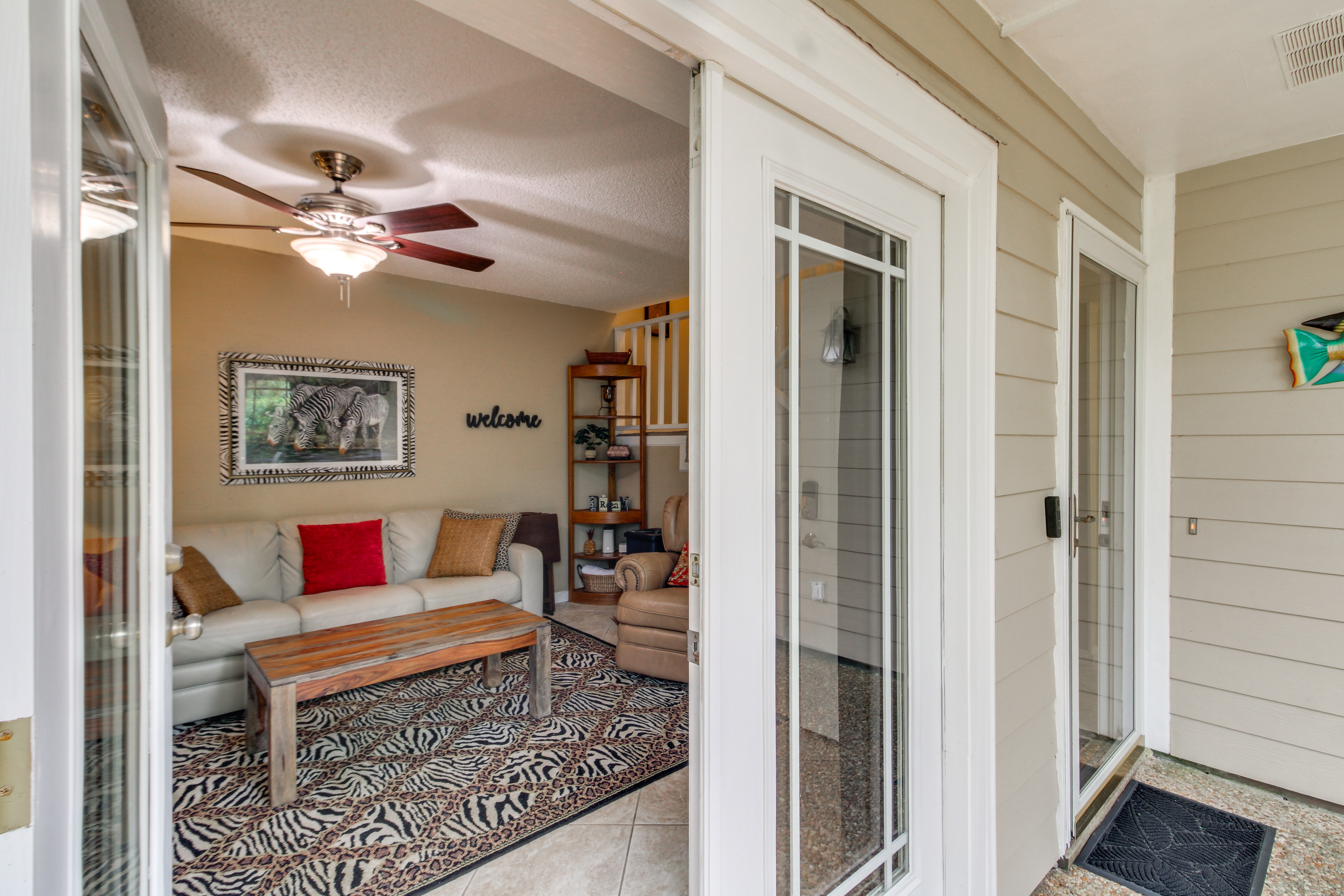 5 Mi to Pensacola Beach: Townhome w/ Yard!