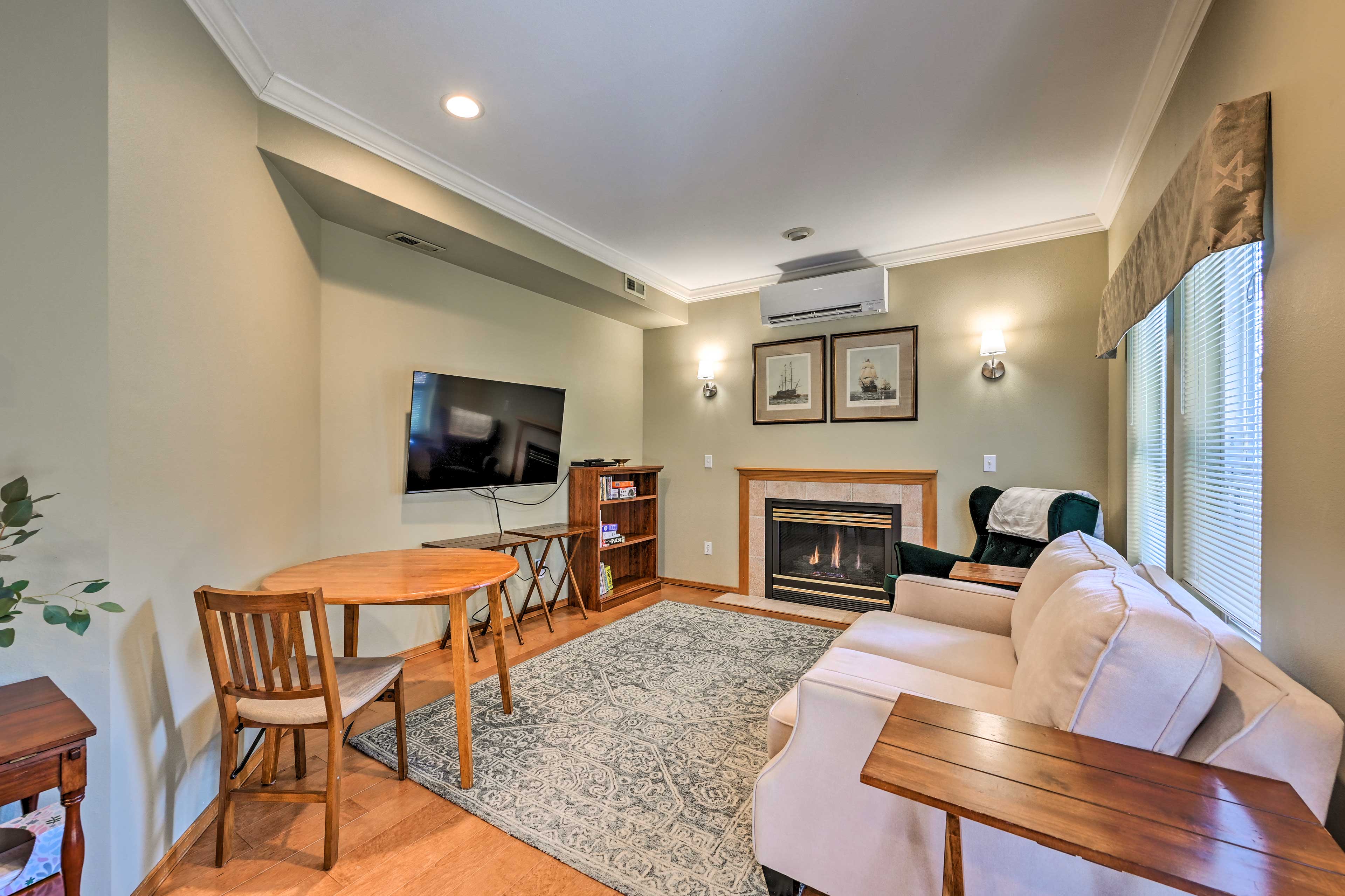 Welcoming Edmonds Vacation Rental w/ Fireplace!