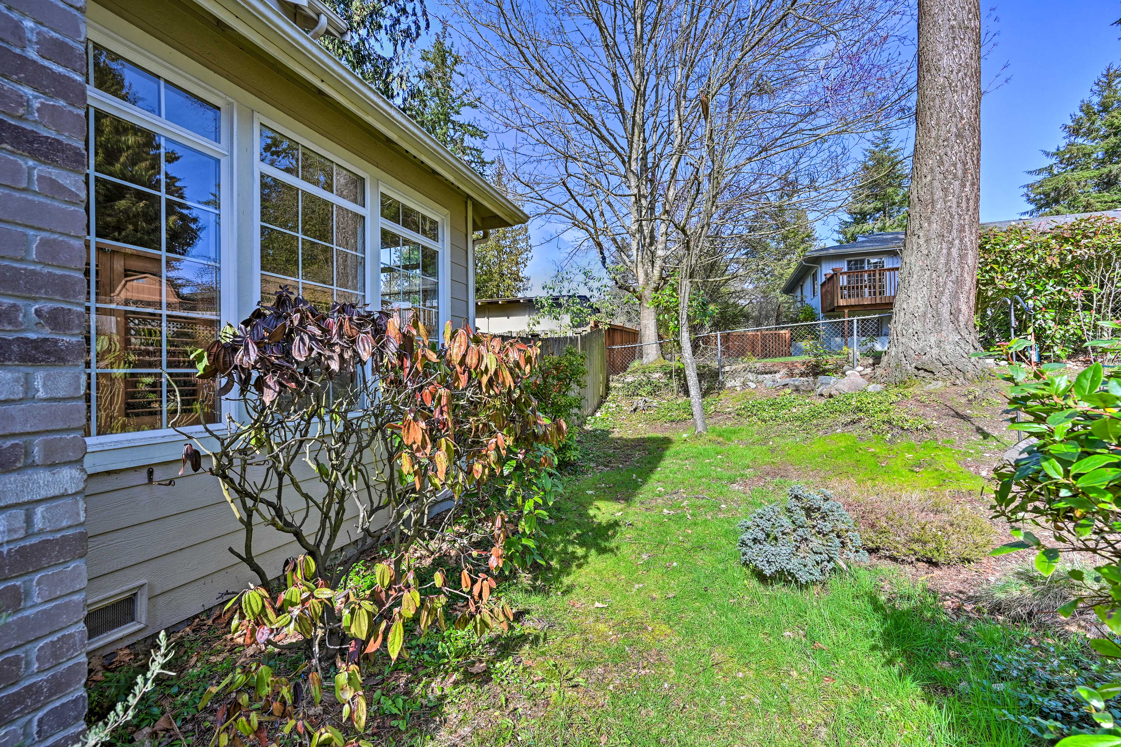 Welcoming Edmonds Vacation Rental w/ Fireplace!