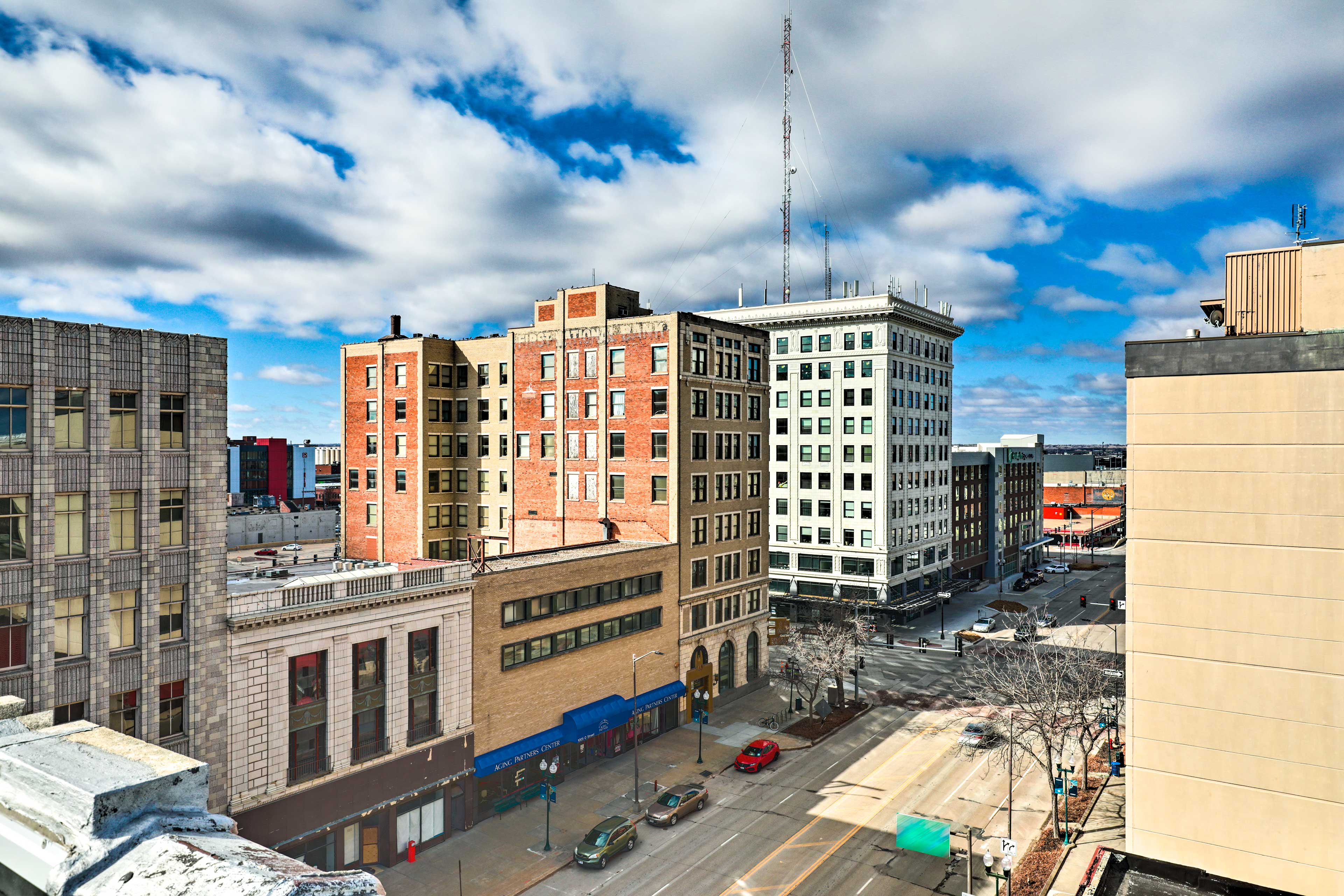 Walk to UNL Campus: Dtwn Lincoln Loft Apt!