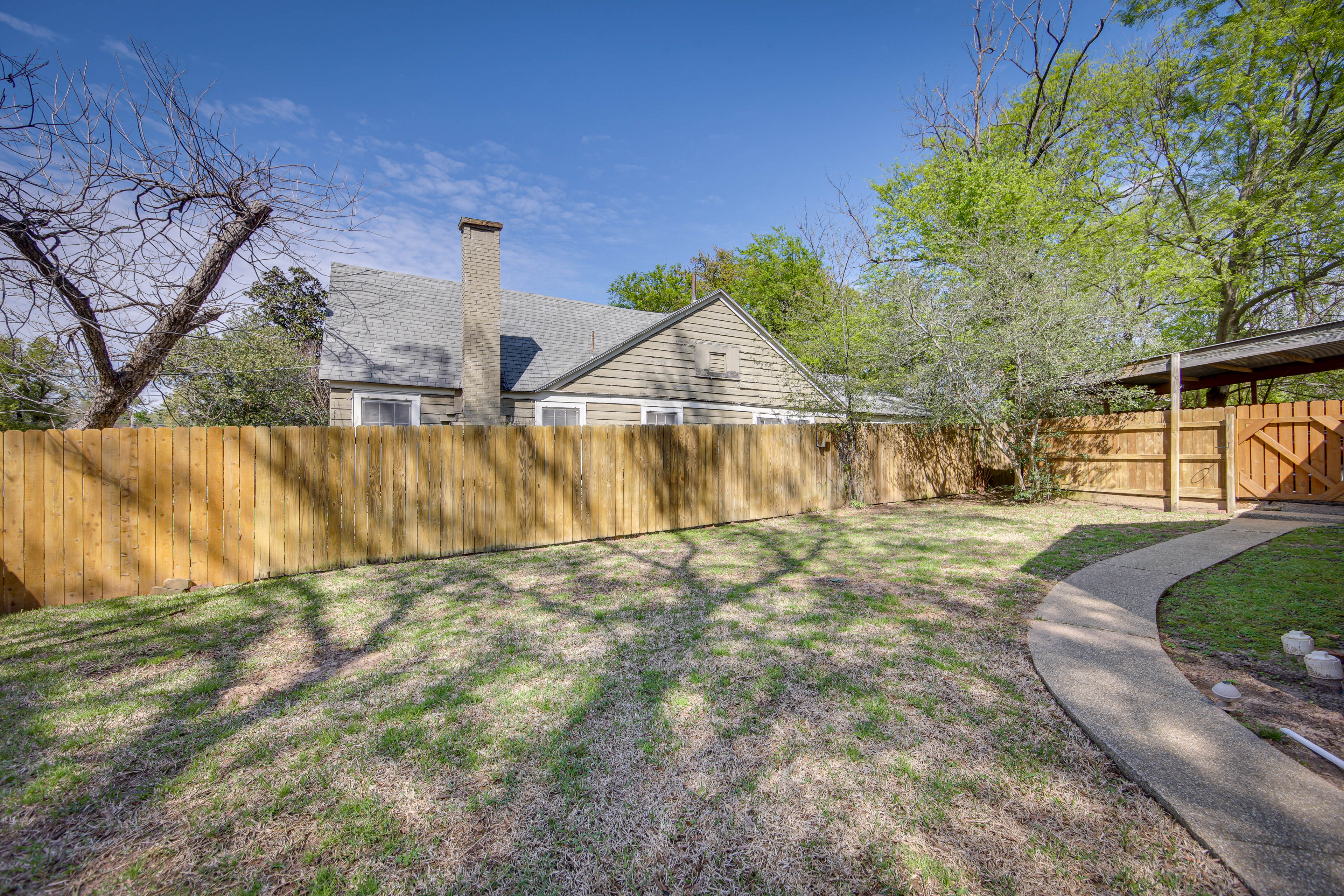 'The Pink Azalea' - Tyler Home w/ Yard + Patio!