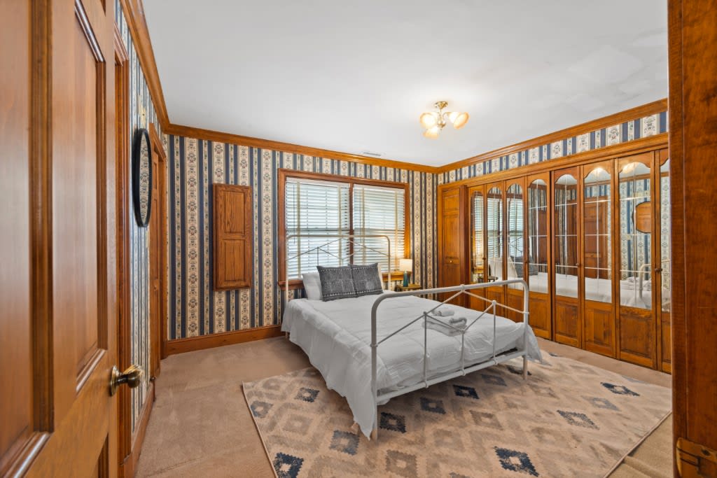 Queen size bed -bright and comfy bedroom 2