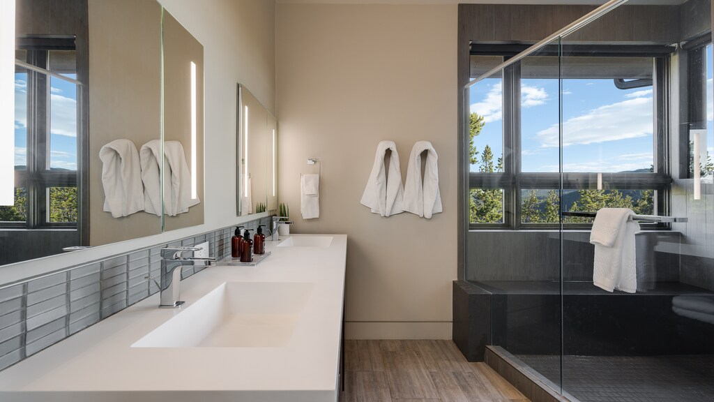 Bedroom 1, Main Level - Primary ensuite on main level