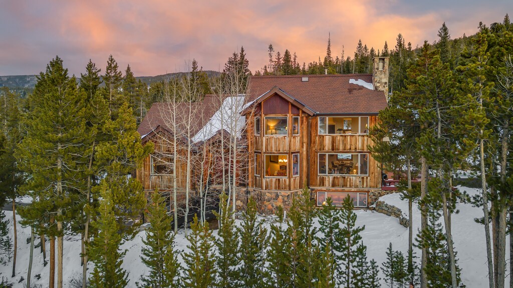 Alpenglow Peaks Lodge in winter