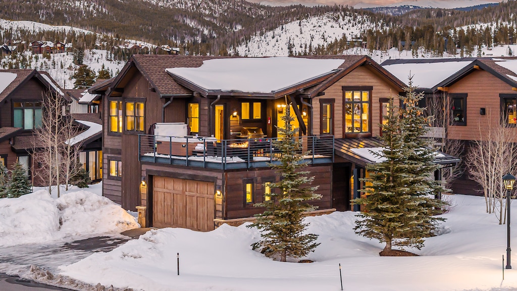 Welcome to On the Corner at the Shores