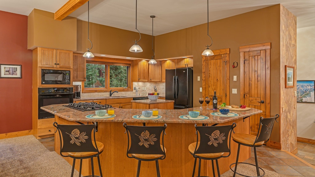 Kitchen with breakfast bar seating