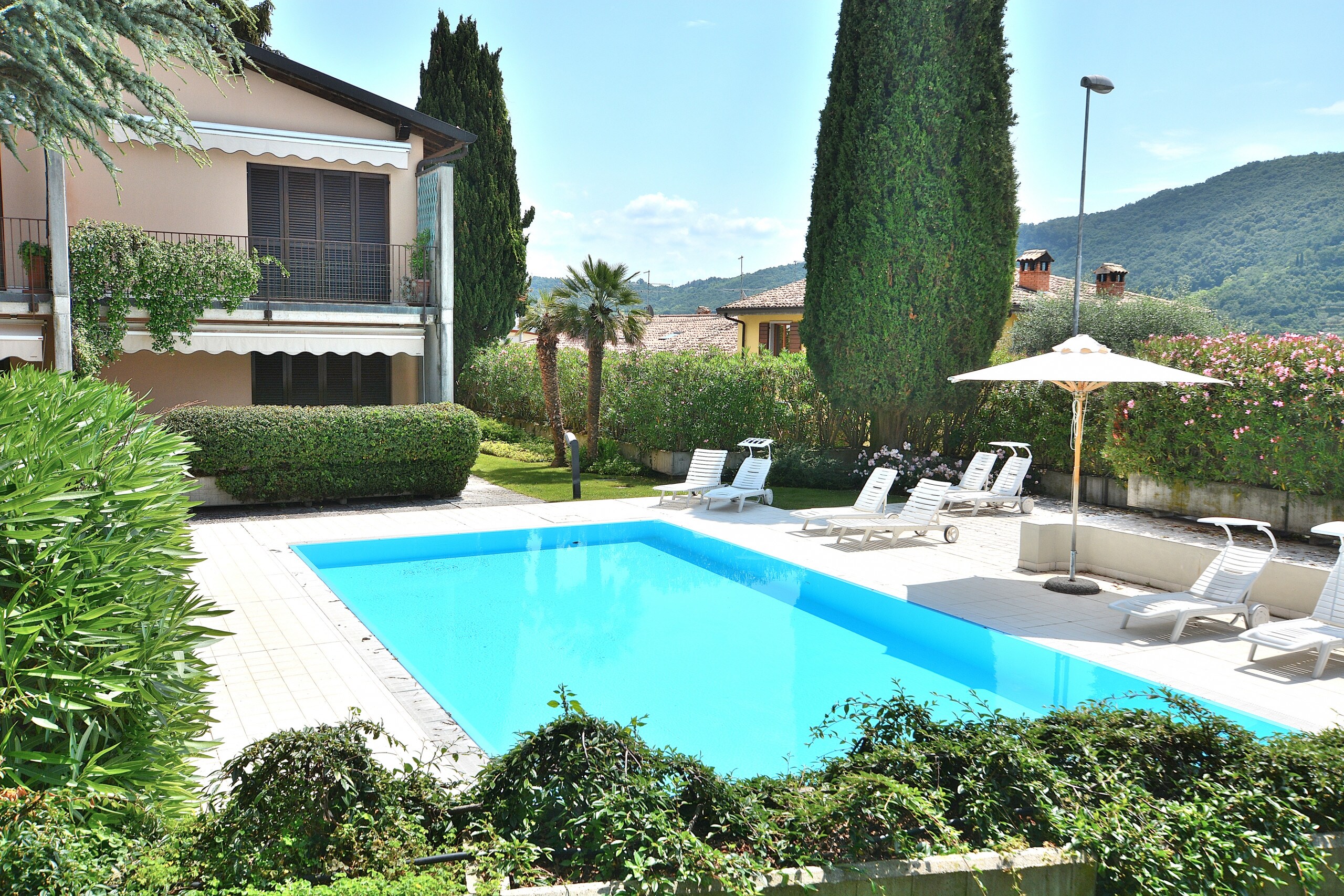 Property Image 1 - Elegant Apartment with Balcony and shared Pool near the centre of Garda 
