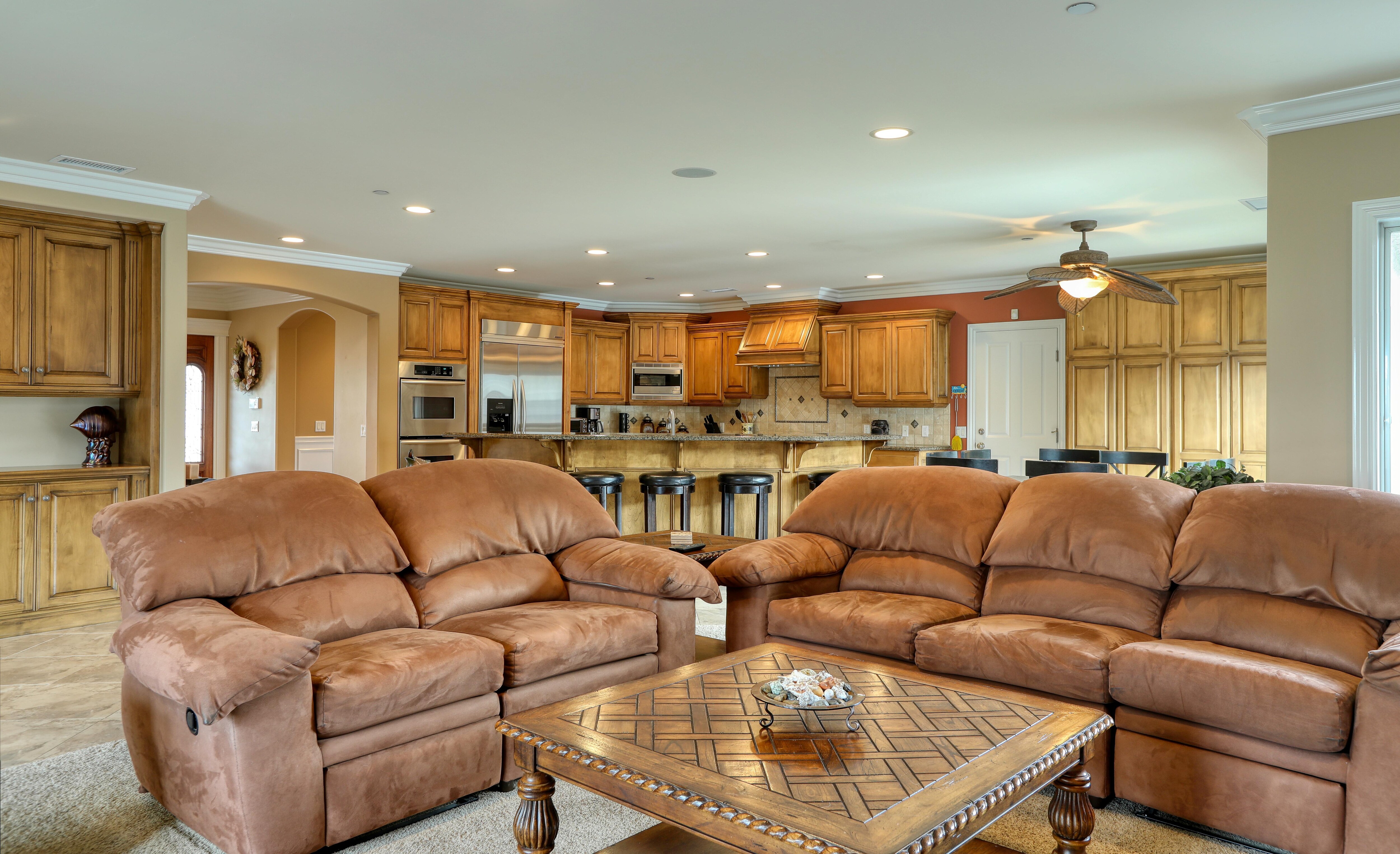 A spacious great room with ample lounging furniture.