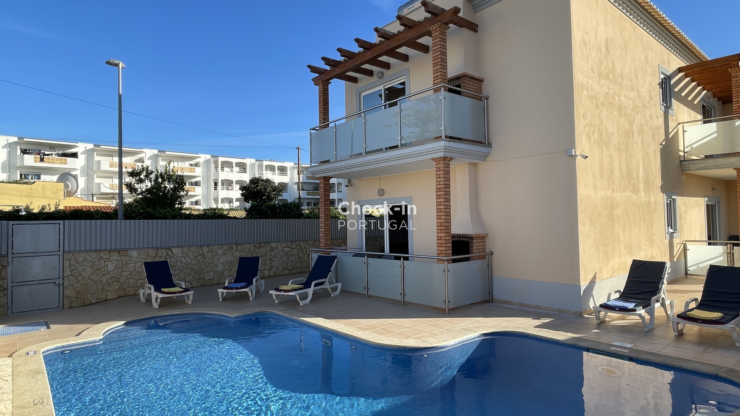 Apartment for 6 people in Albufeira with a pool, 2 bedrooms, fully equipped, 800 meters from the beach.