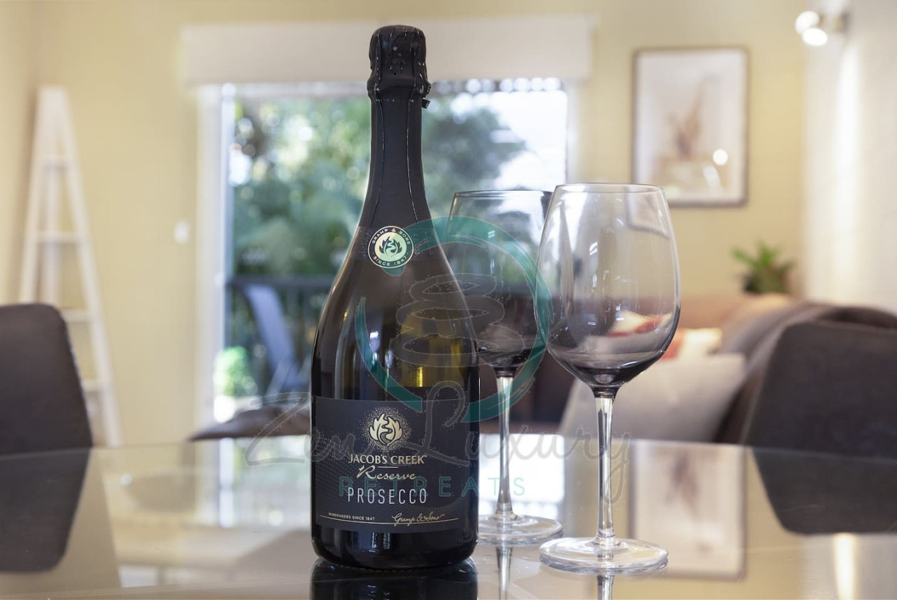 2-BR Cozy Inner-City Apt Near Shops