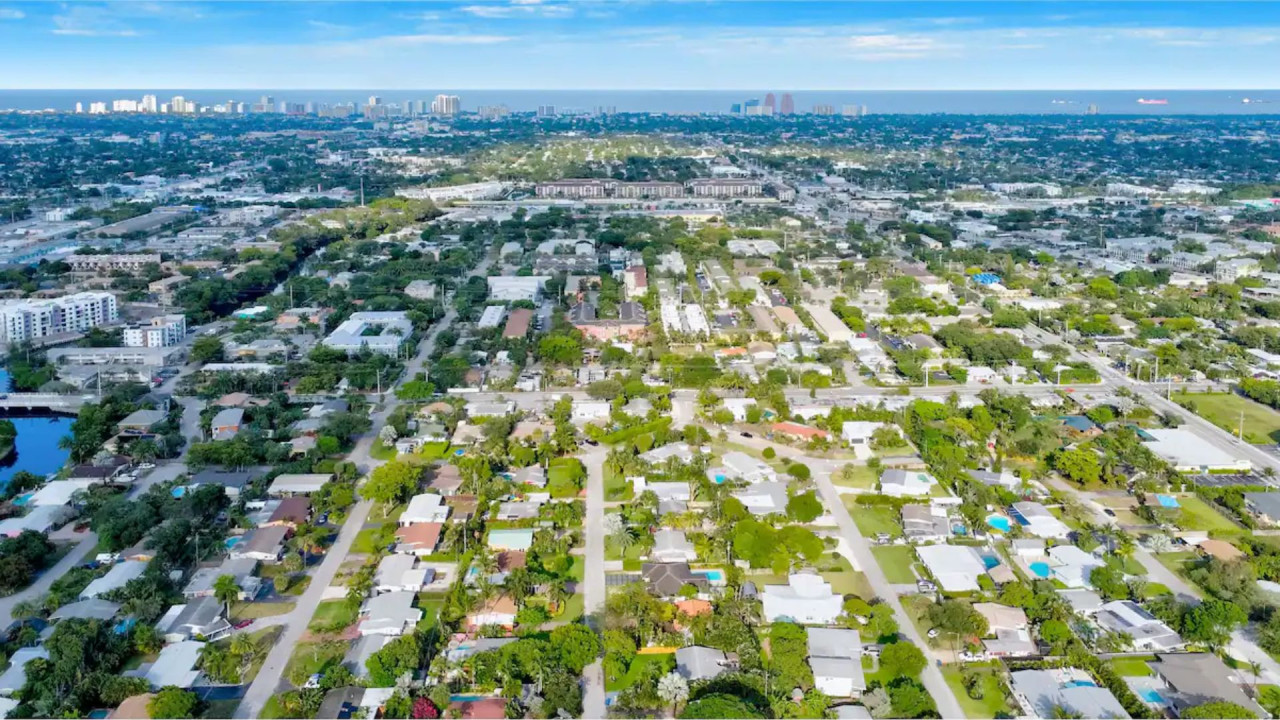 Modern 2BRHouse in Wilton Manors with a Heated Pool and KING Bed