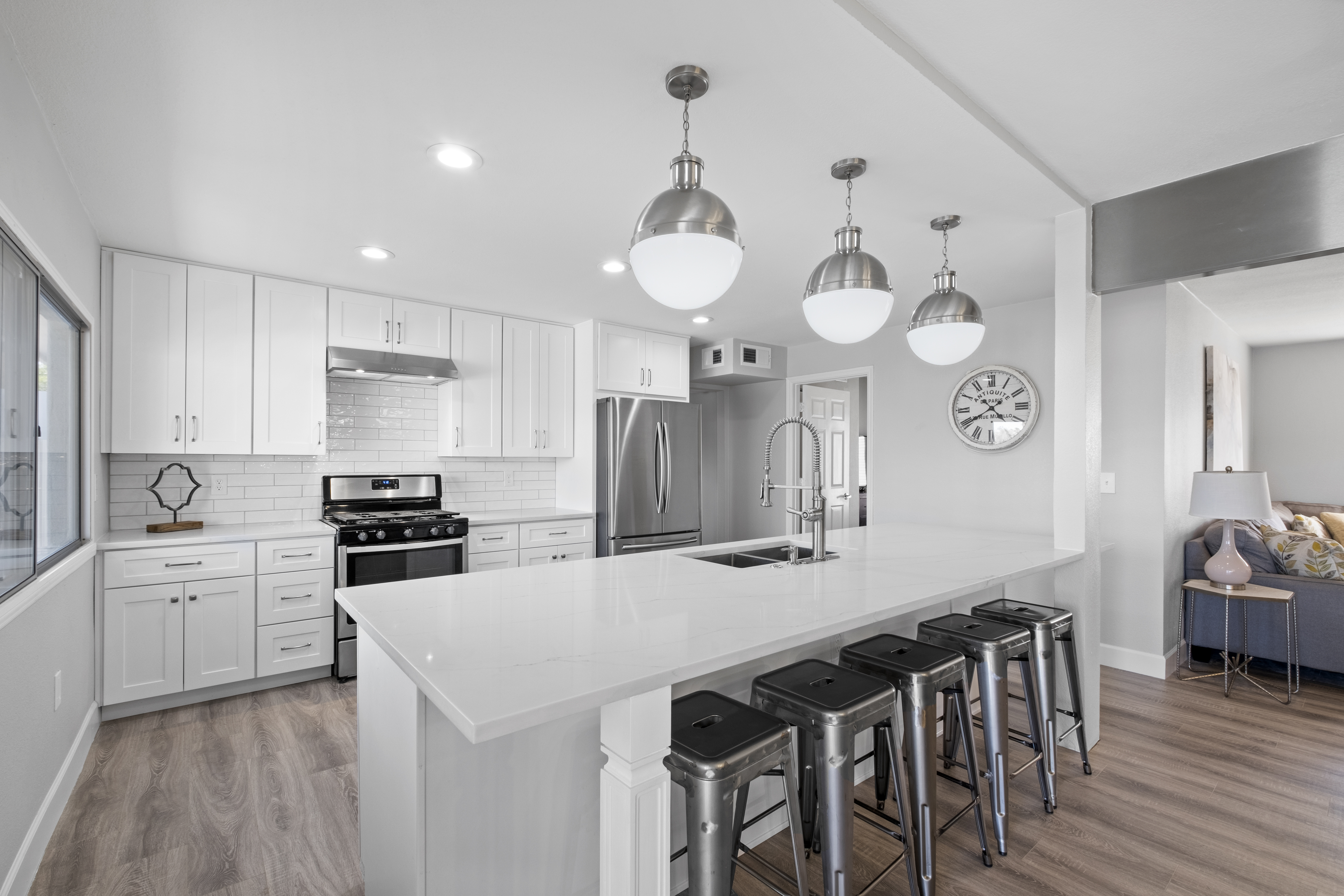 Incredible kitchen, eat-at-bar, and high-end stainless steel appliances