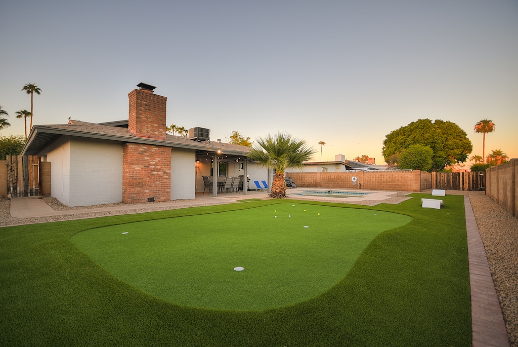 Putting green to practice your short shot.