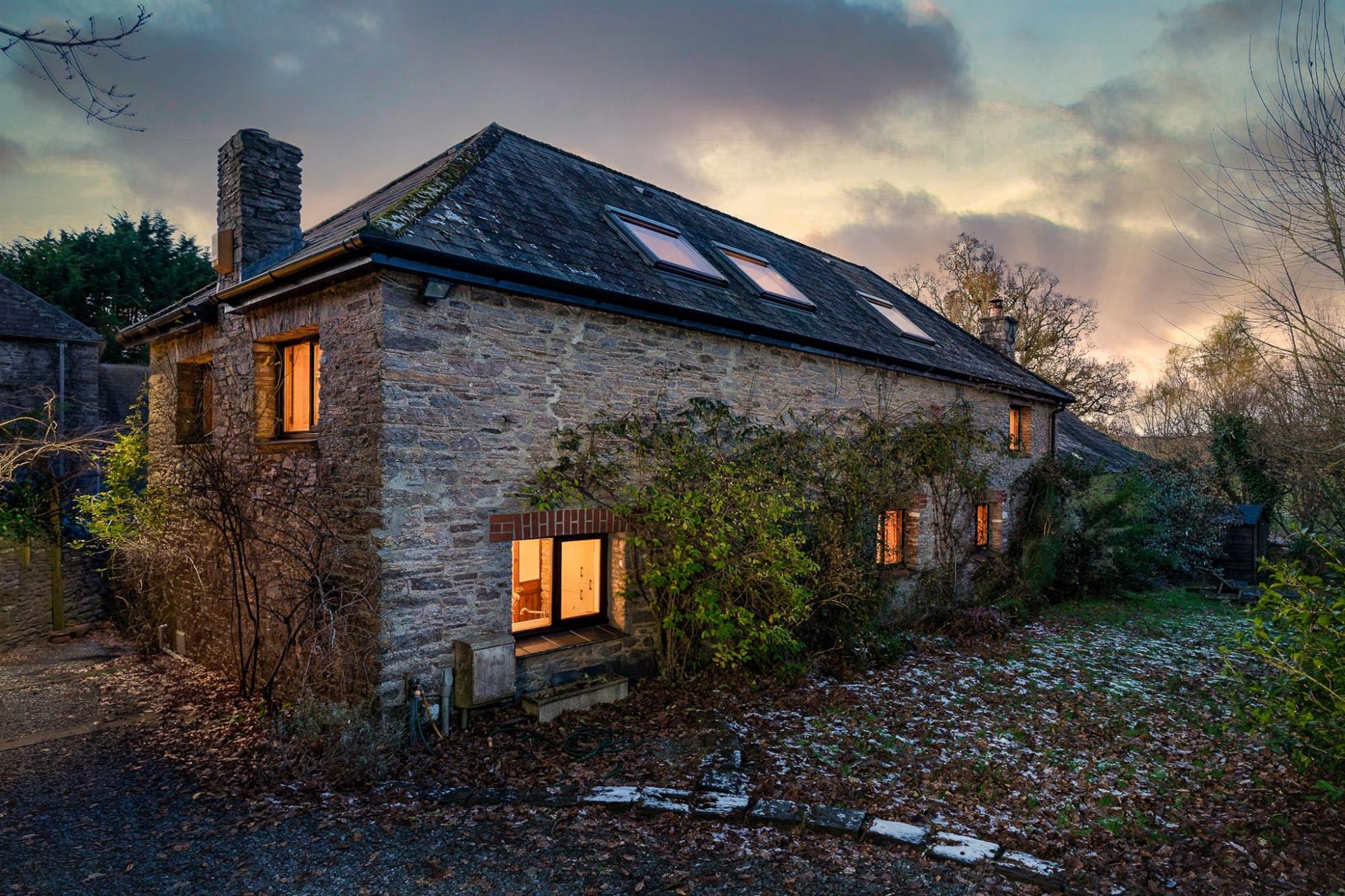 Property Image 2 - The Old Coach House - Converted barn with private garden  parking and fireplace
