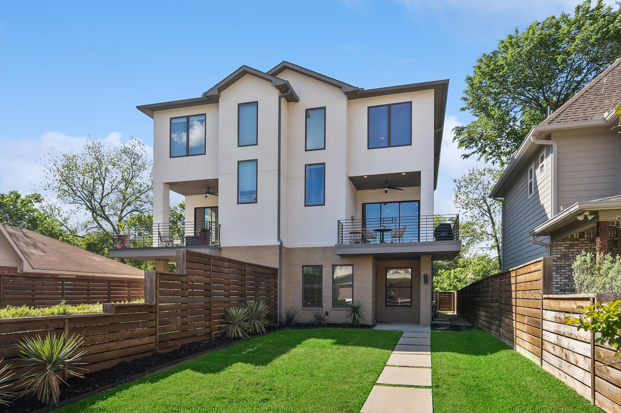 Welcome to your modern oasis in the heart of Dallas! This stunning dream vacation townhouse boasts 3 spacious bedrooms, 3.5 bathrooms, and luxury finishes throughout!
