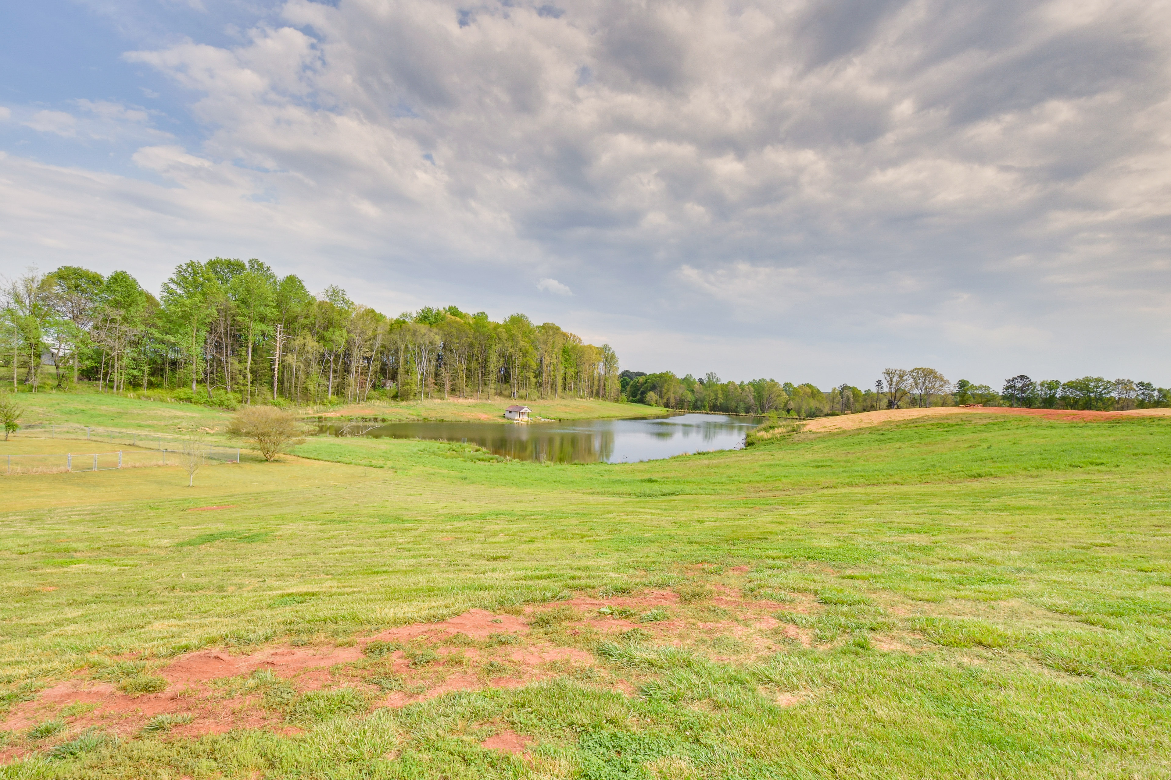 Property Image 1 - Cozy Fair Play Home w/ Deck 4 Mi to Lake Hartwell!