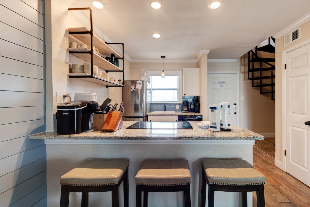 Breakfast Bar . Bar seating for 3 