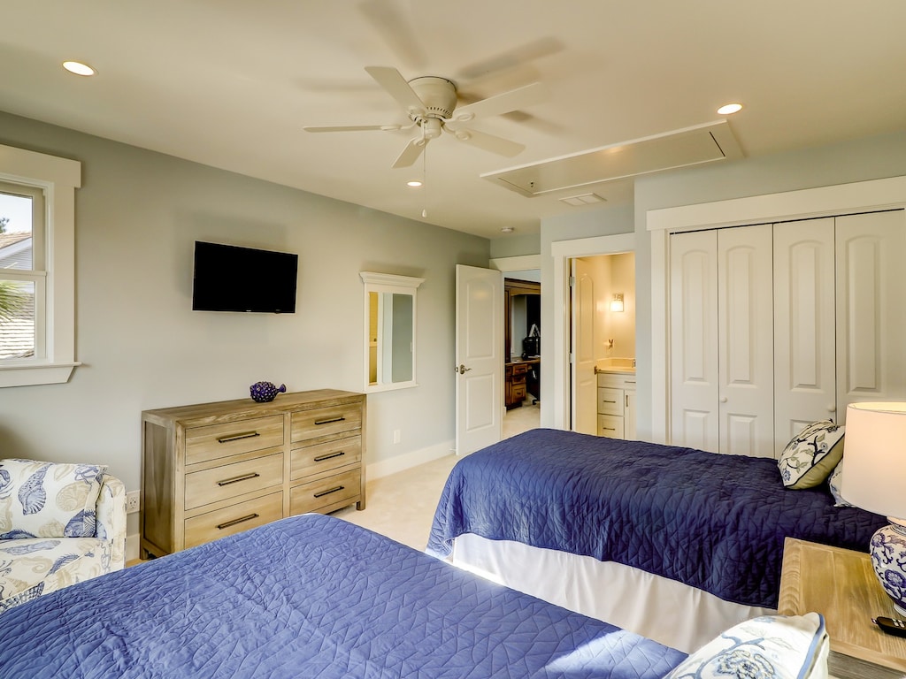 Guest Bedroom with Private Bath at 47 Lands End