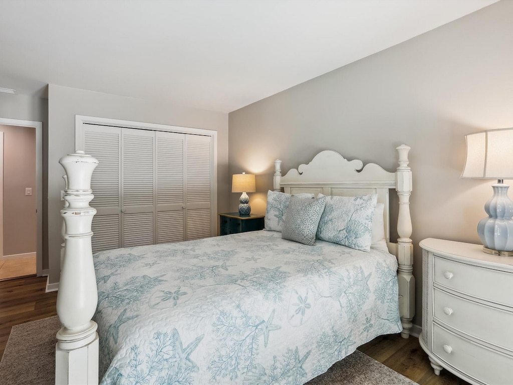 First Floor Guest Room with Queen Bed at 3 Flotilla