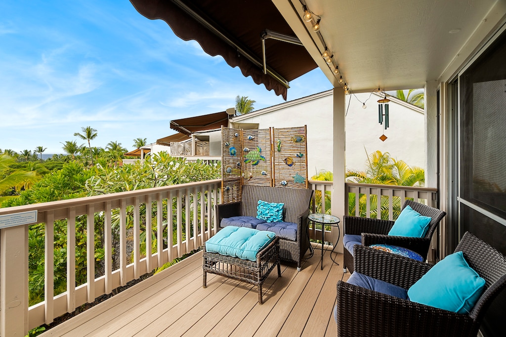 Additional seating options on the lanai.