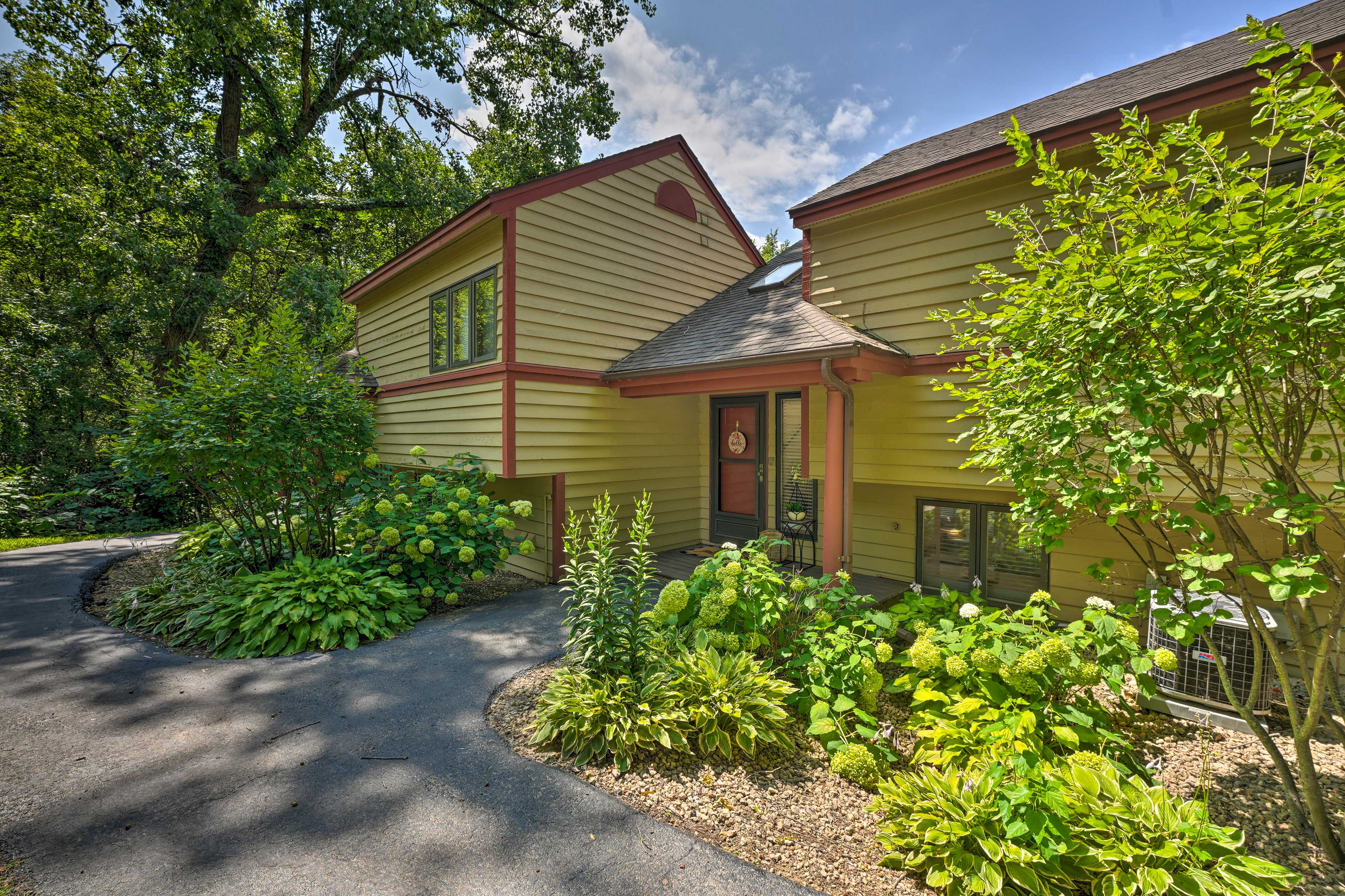 Family-Friendly Galena Townhome w/ Community Pools