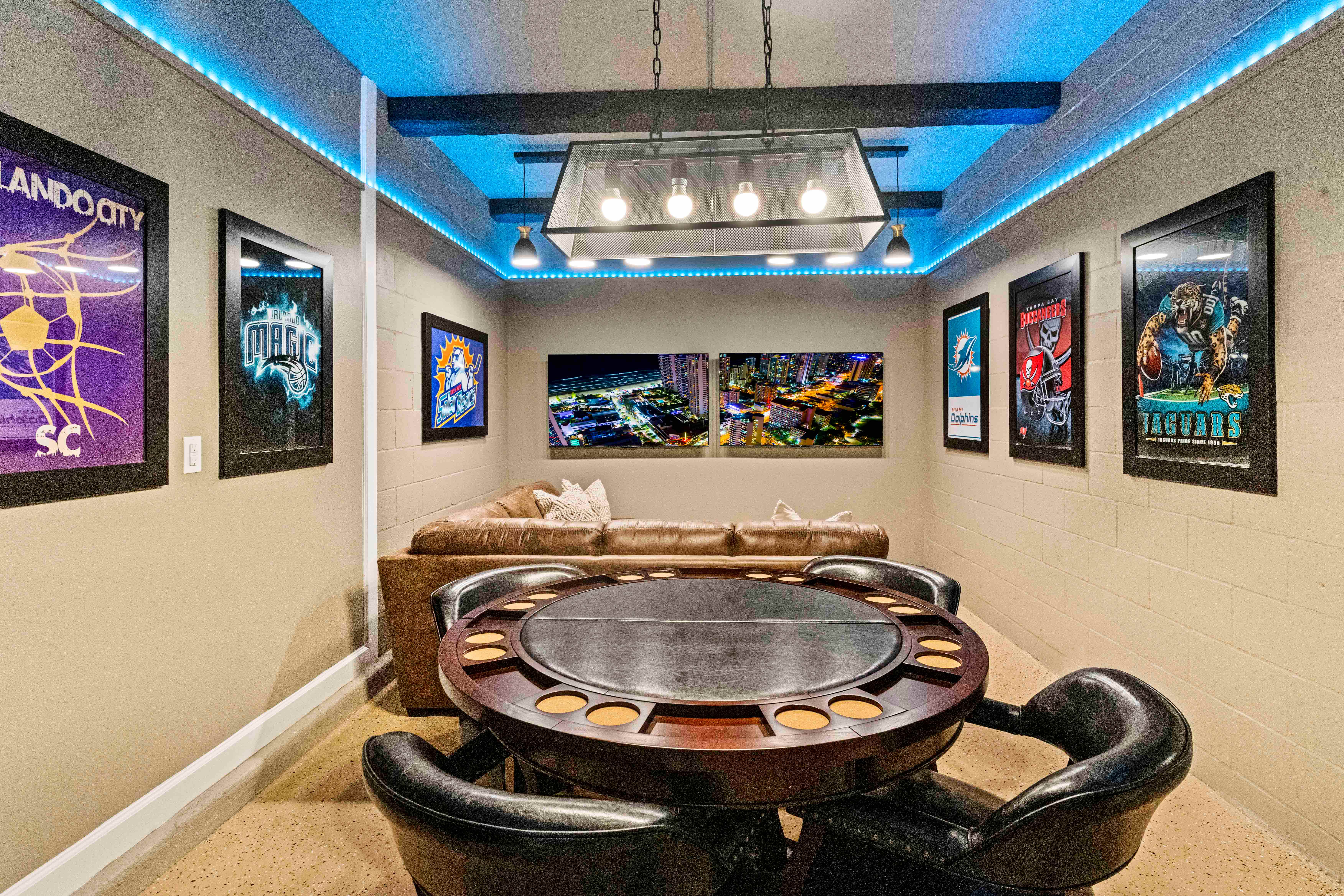 Man cave sanctuary of the Townhouse in Davenport Florida - Go down and discover this man cave for more fun - Bond with more of your friends - A man cave for additional entertainment