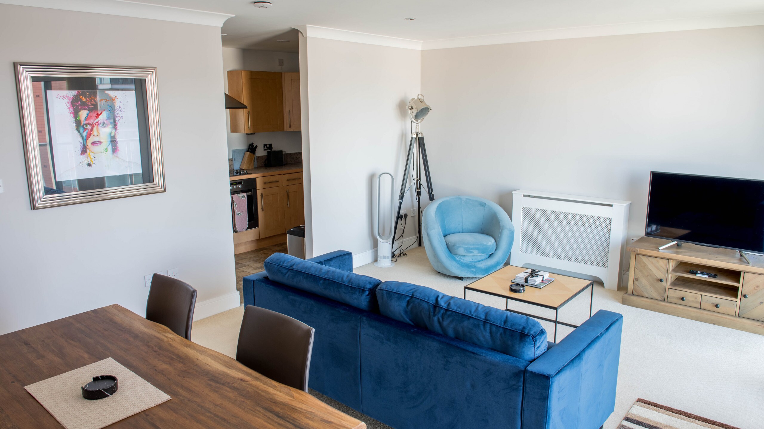 Property Image 2 - 2 Bedroom / 2 Bathroom, Ipswich Waterfront with balcony and marina views. Allocated parking space (indoor)