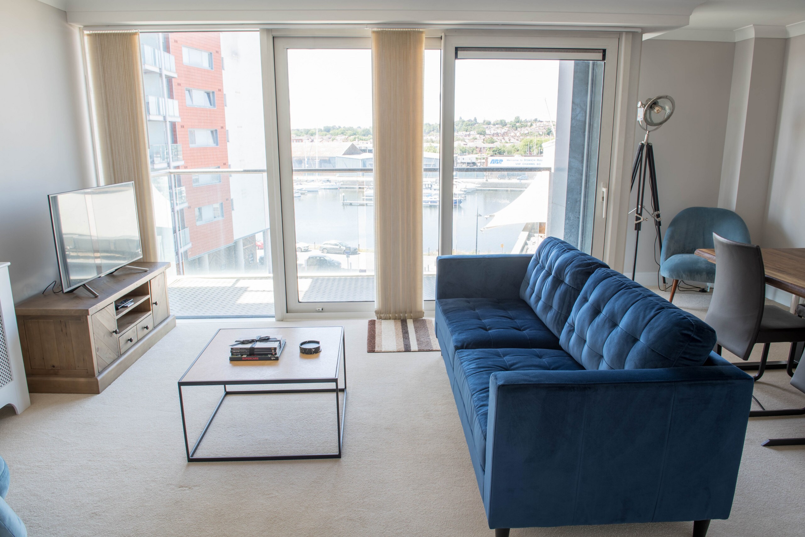 Property Image 1 - 2 Bedroom / 2 Bathroom, Ipswich Waterfront with balcony and marina views. Allocated parking space (indoor)