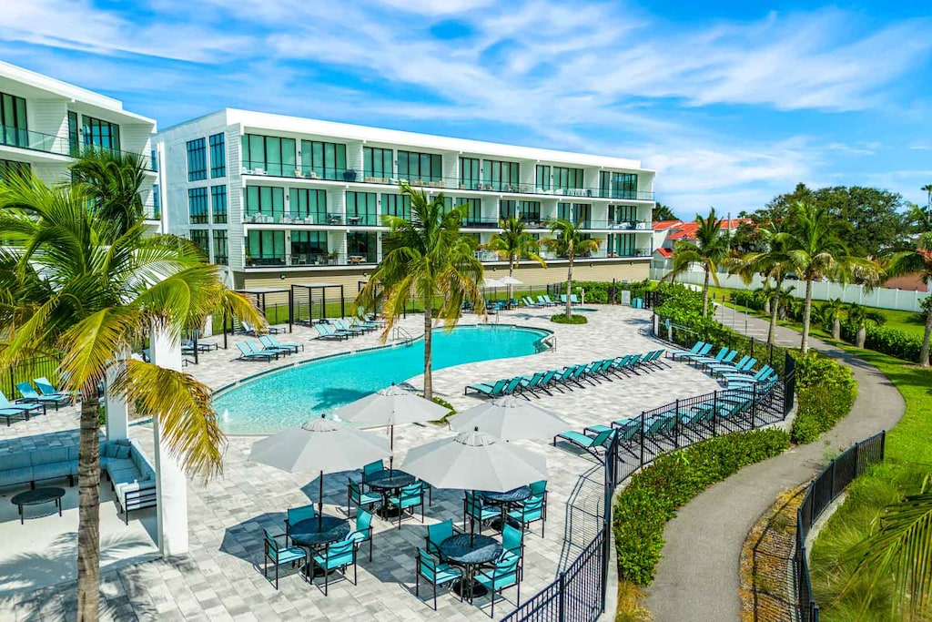 Harbor Island Beach Club Pool & Lounge