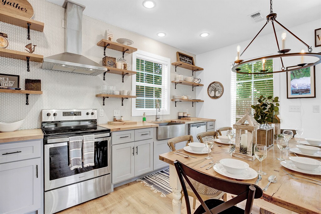 Stainless steel appliances make meal prep a breeze.