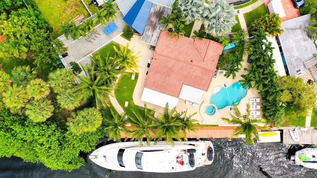 Quaint Floridian bungalow in cul-de-sac with dock access on the New River.