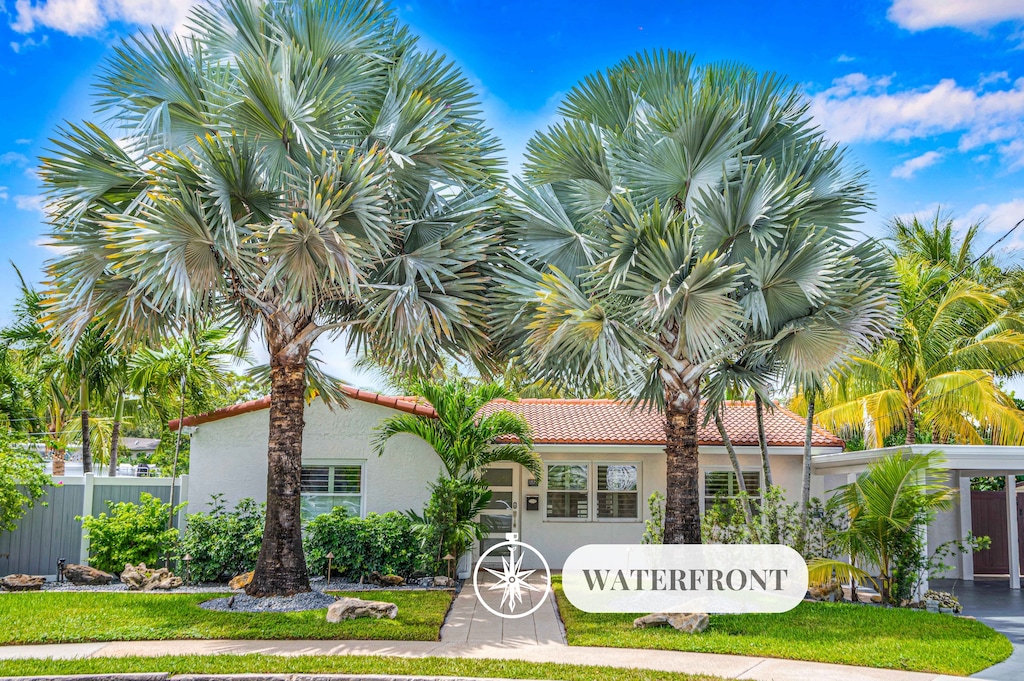 Quaint Floridian bungalow in cul-de-sac with dock access on the New River.