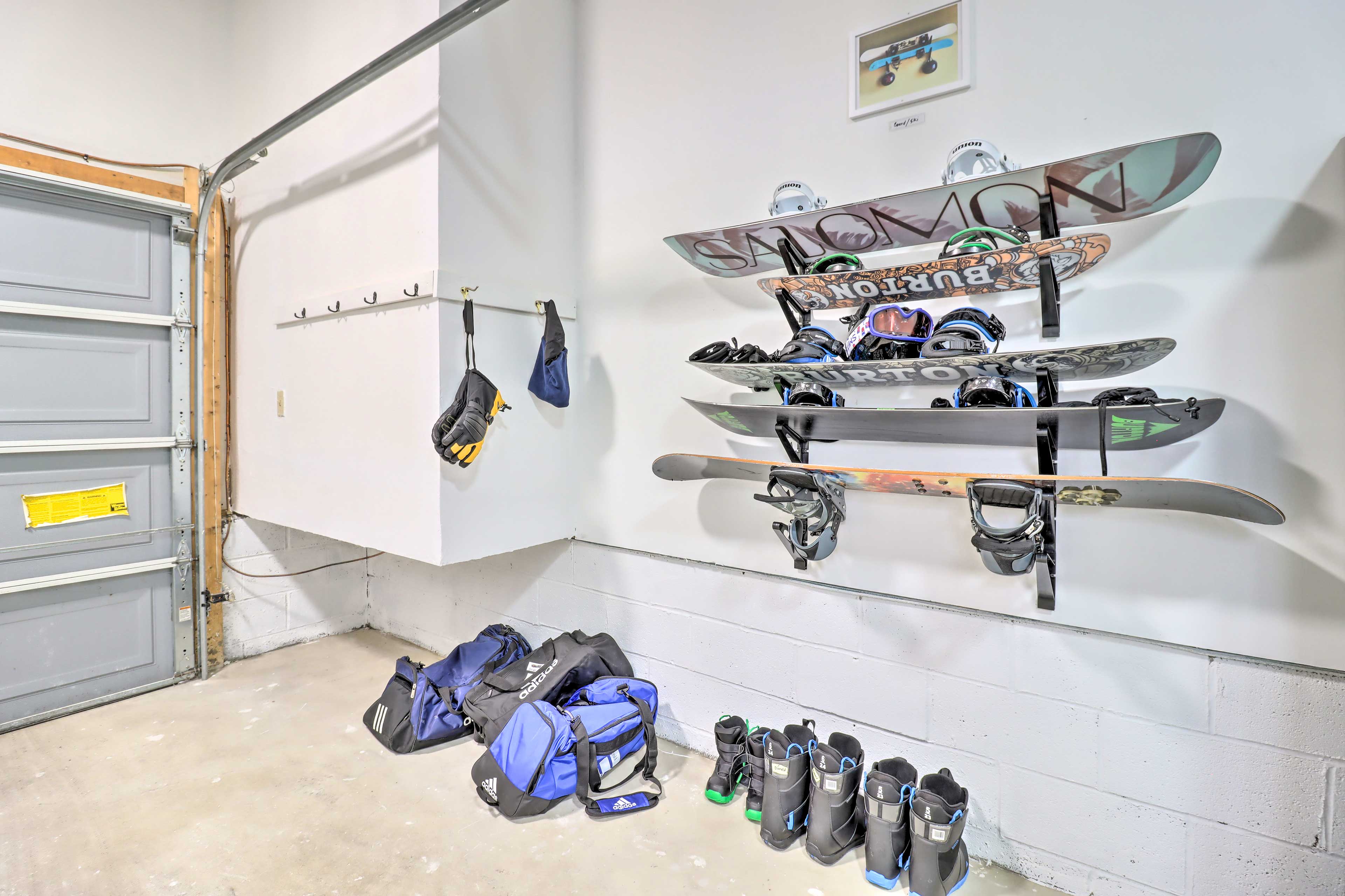 Gas Grill, Lake Access: Scenic Poconos Retreat!