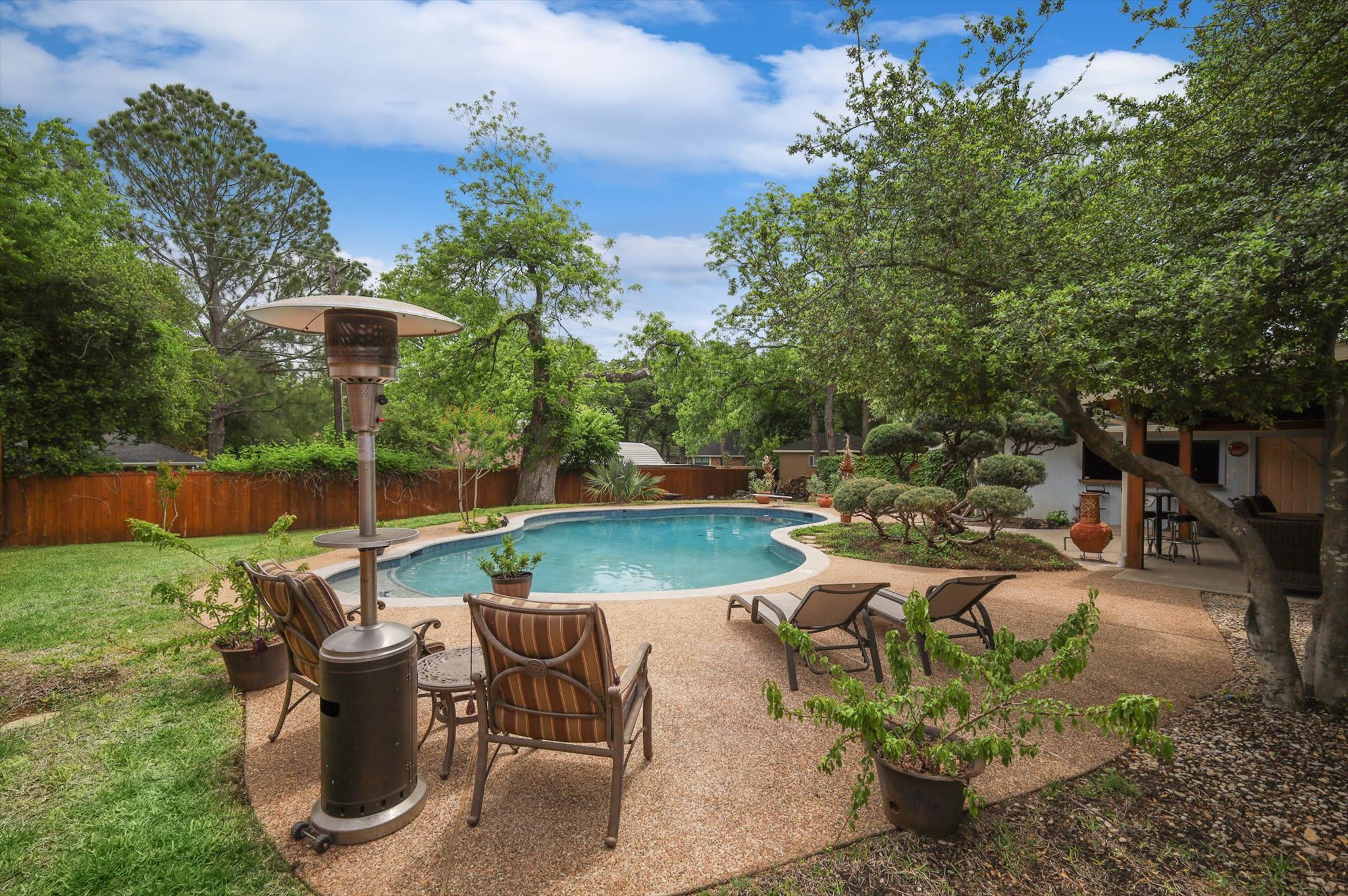 Come enjoy your fun in the sun splashing and relaxing in the pool! The poolside area is surrounded by professional landscaping, creating a peaceful and tranquil atmosphere.