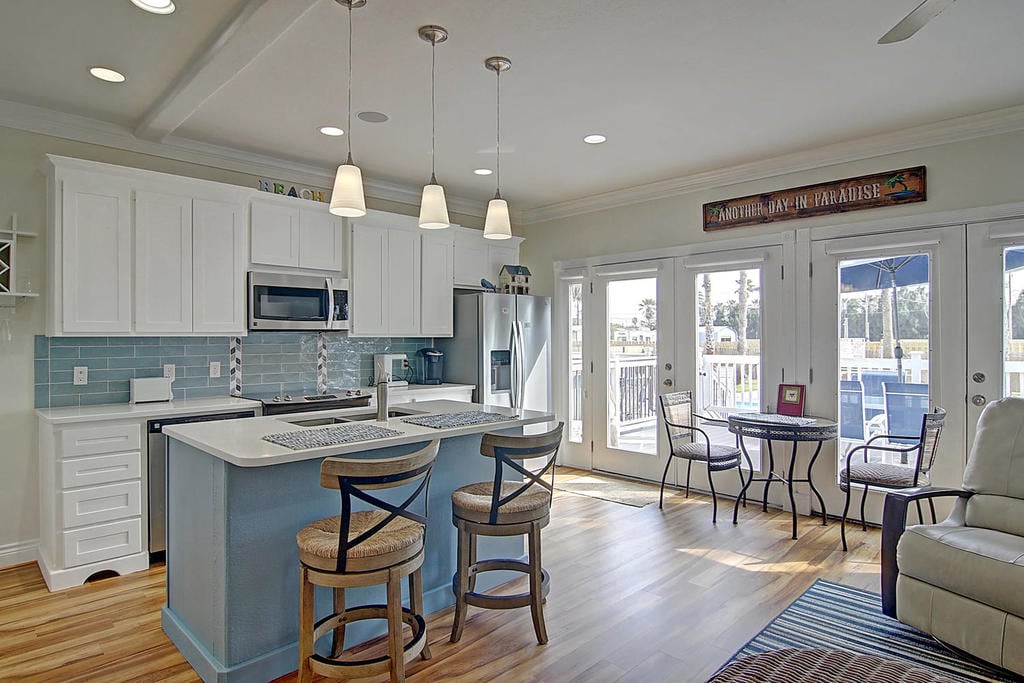 Kitchen. Breakfast bar and well-equipped kitchen