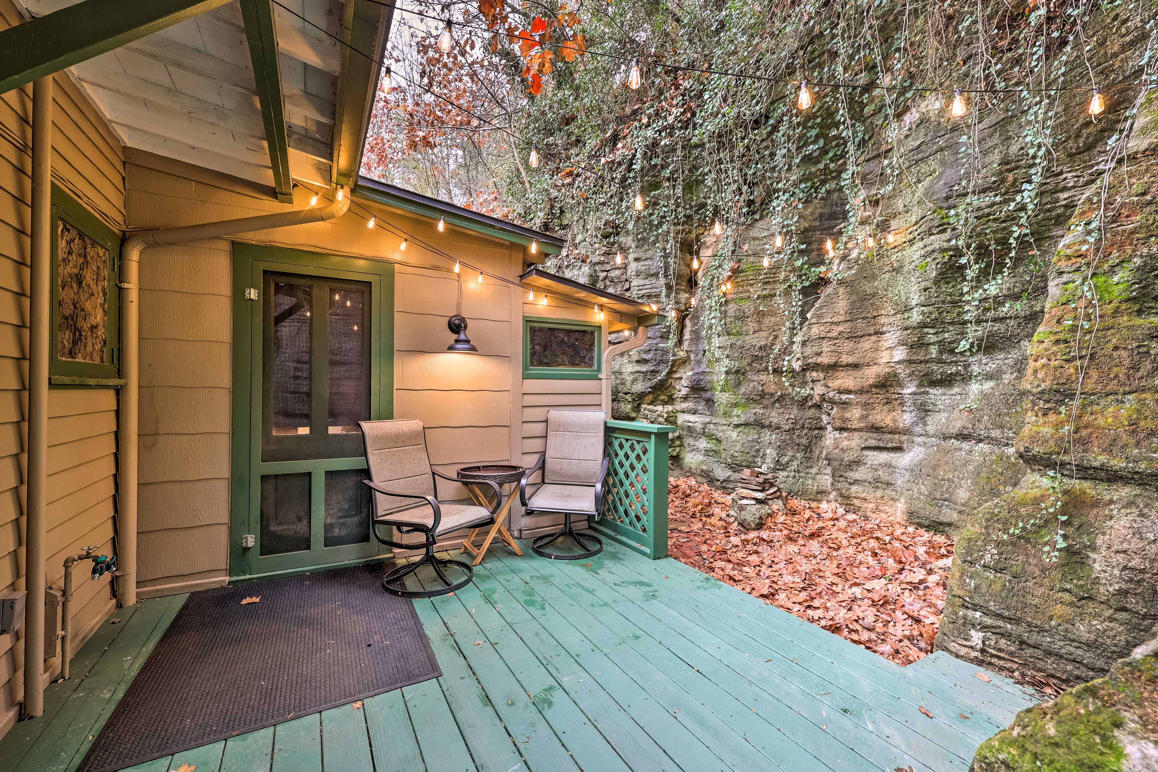 Cozy Eureka Springs Cottage, Walk to Dtwn!