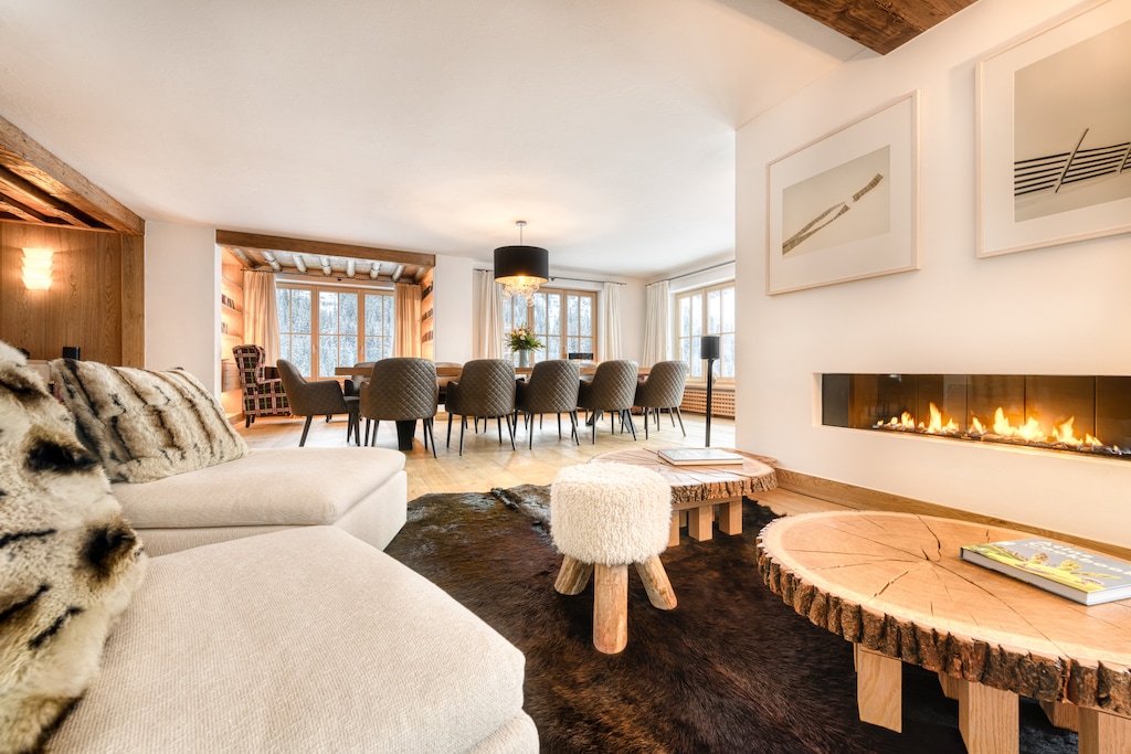 Living room with fireplace in Chalet Lilly - Family & Friends in Lech am Arlberg. 