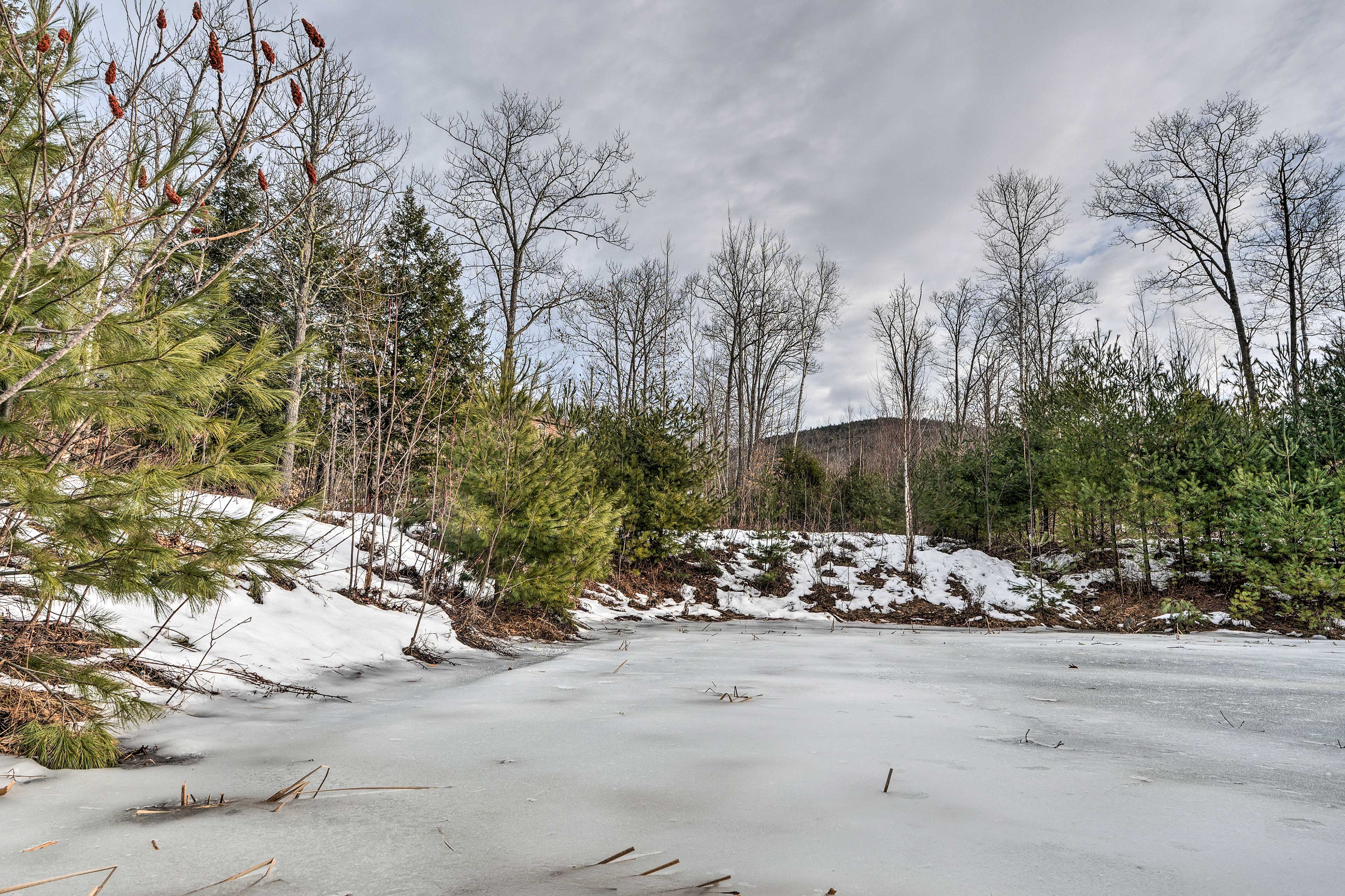 Spacious Cabin: 10 Mi to Sunday River Skiing!