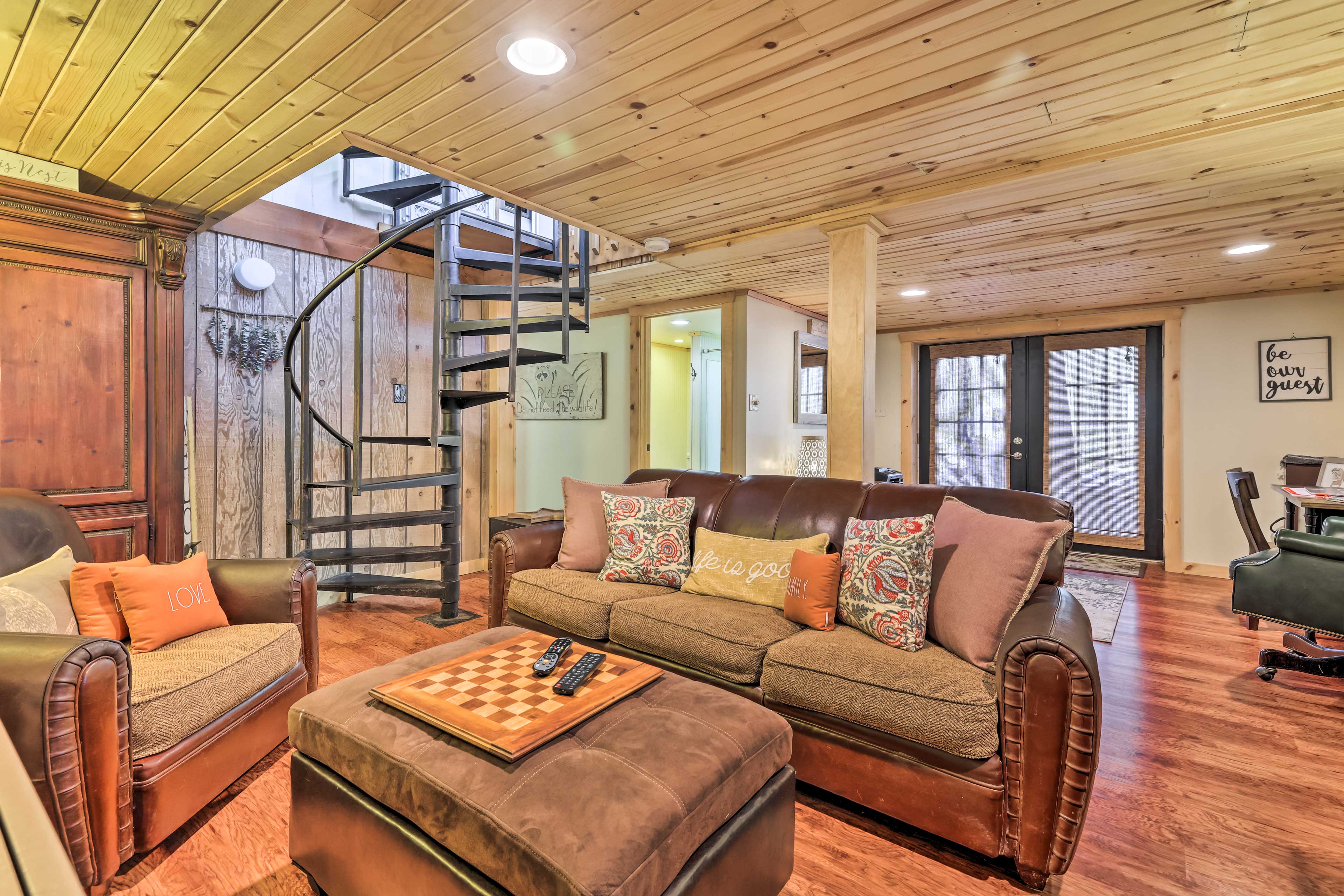 Fire Pit & Grill: 'Woodside Nest' in Pocono Lake!