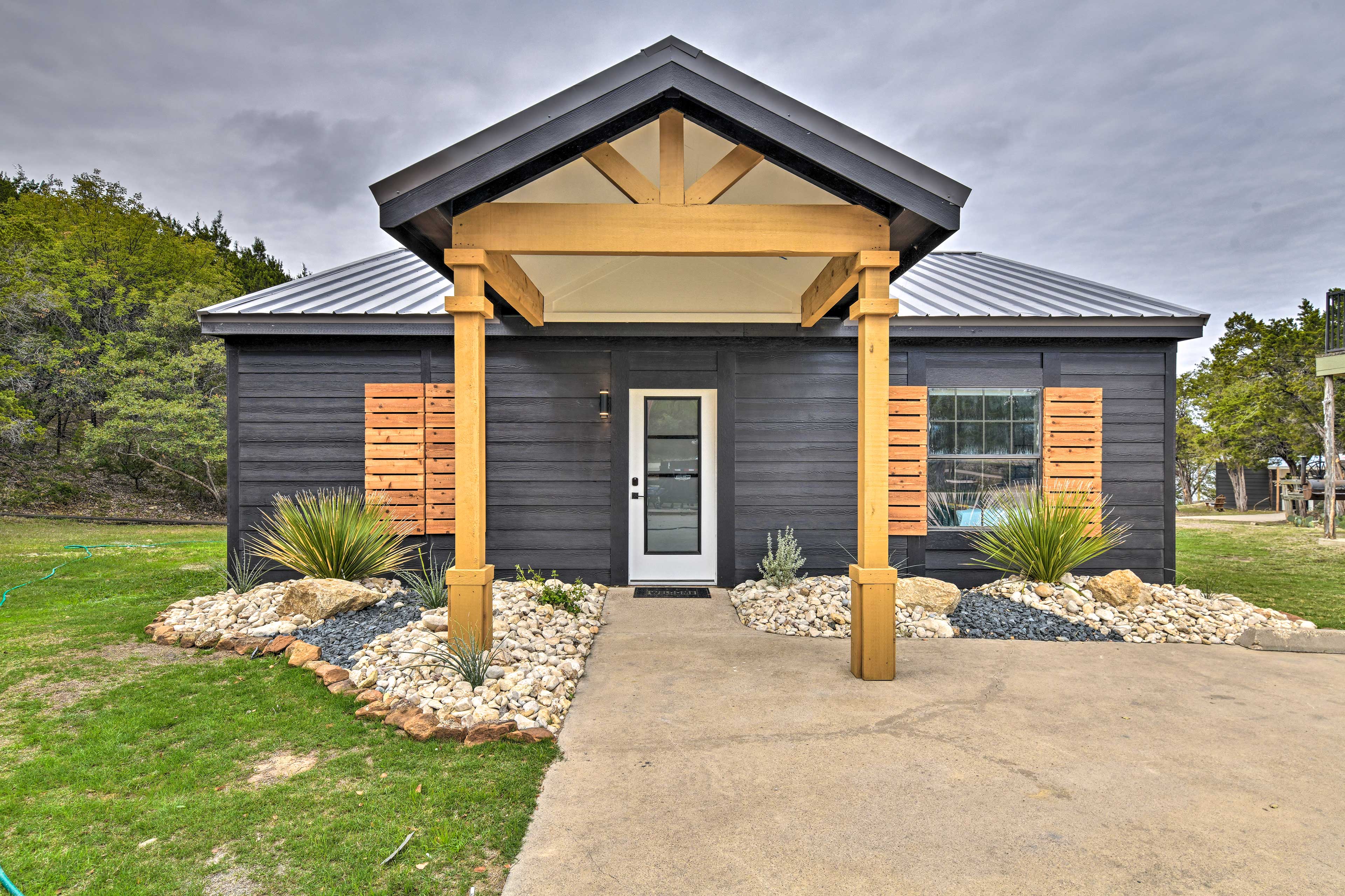 Graford Cabin w/ Rooftop Deck & Lake Views!