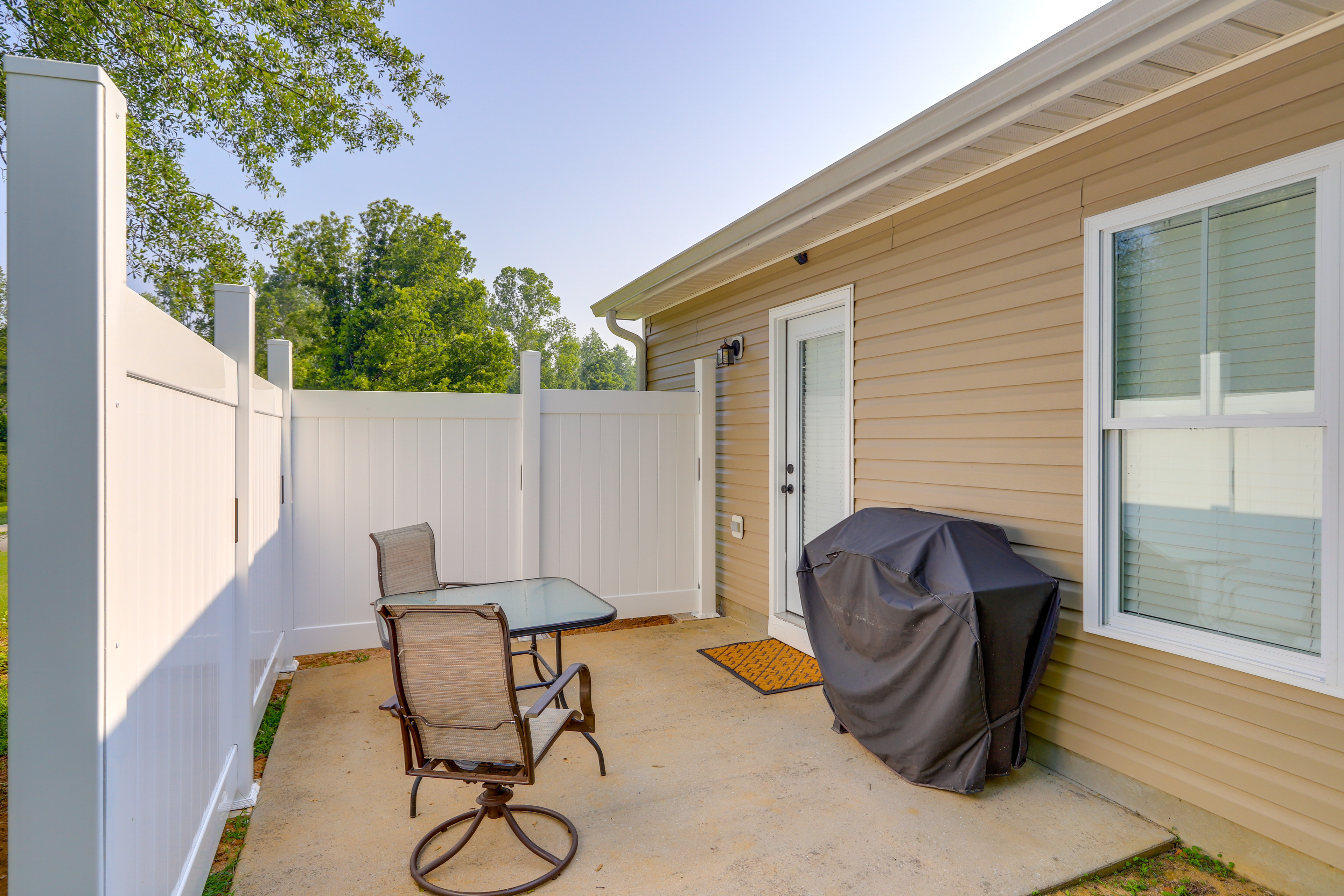 Property Image 2 - Charming Getaway w/ Grill: 2 Mi to Newnan Square!