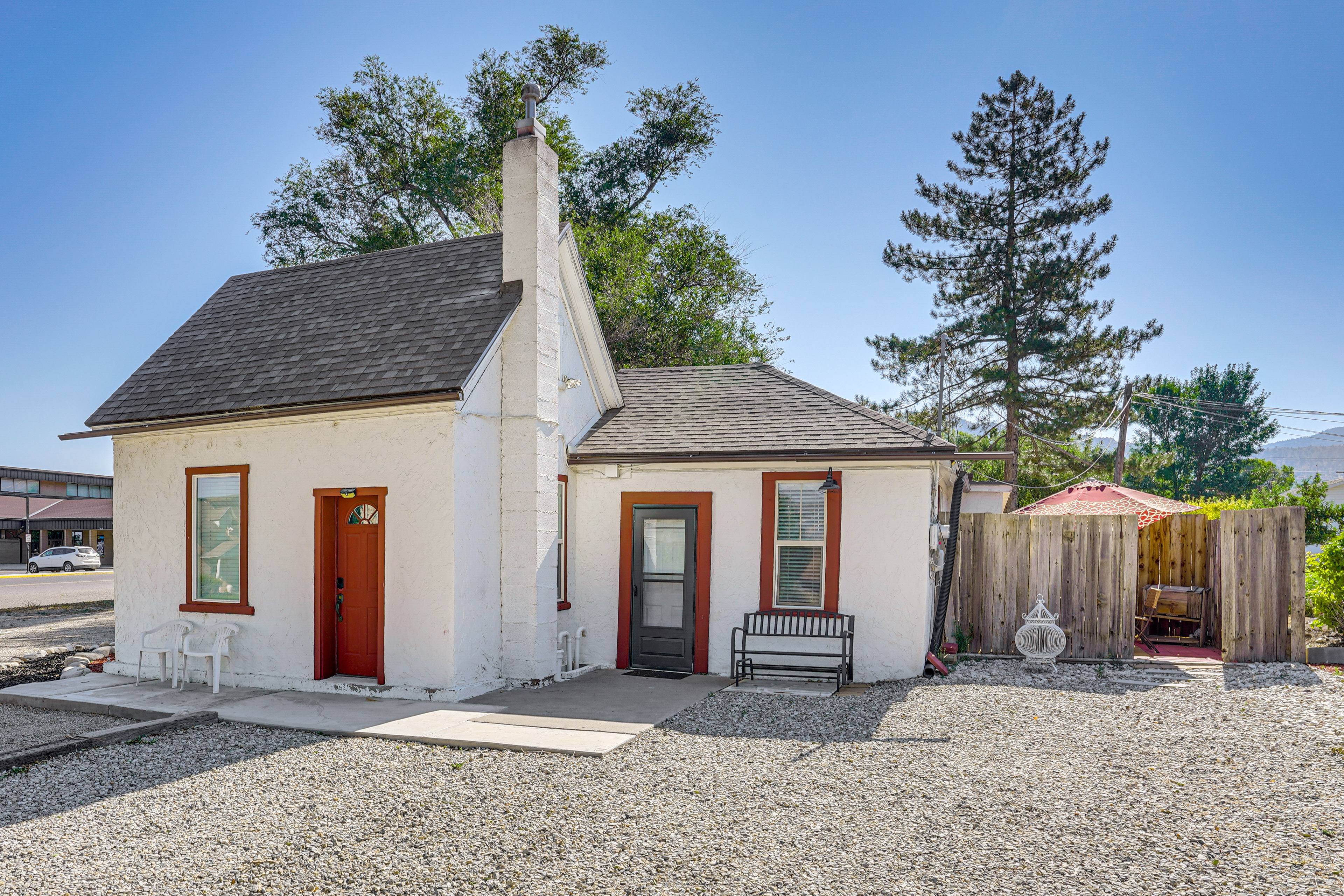 Property Image 1 - Kik-N-Bak Cottage w/ Beautiful Mountain View