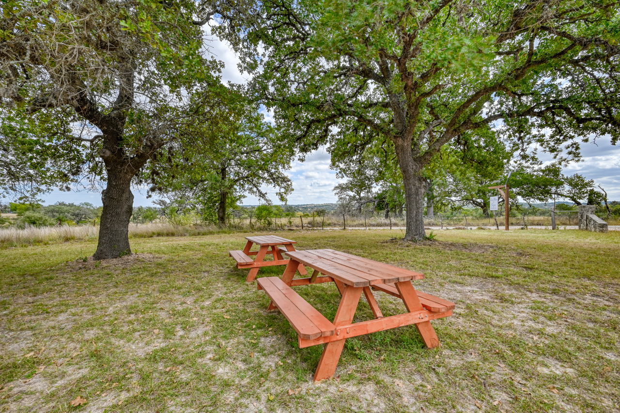 Rustic Cabin | Firepit and Grill | 10 mins to Main St