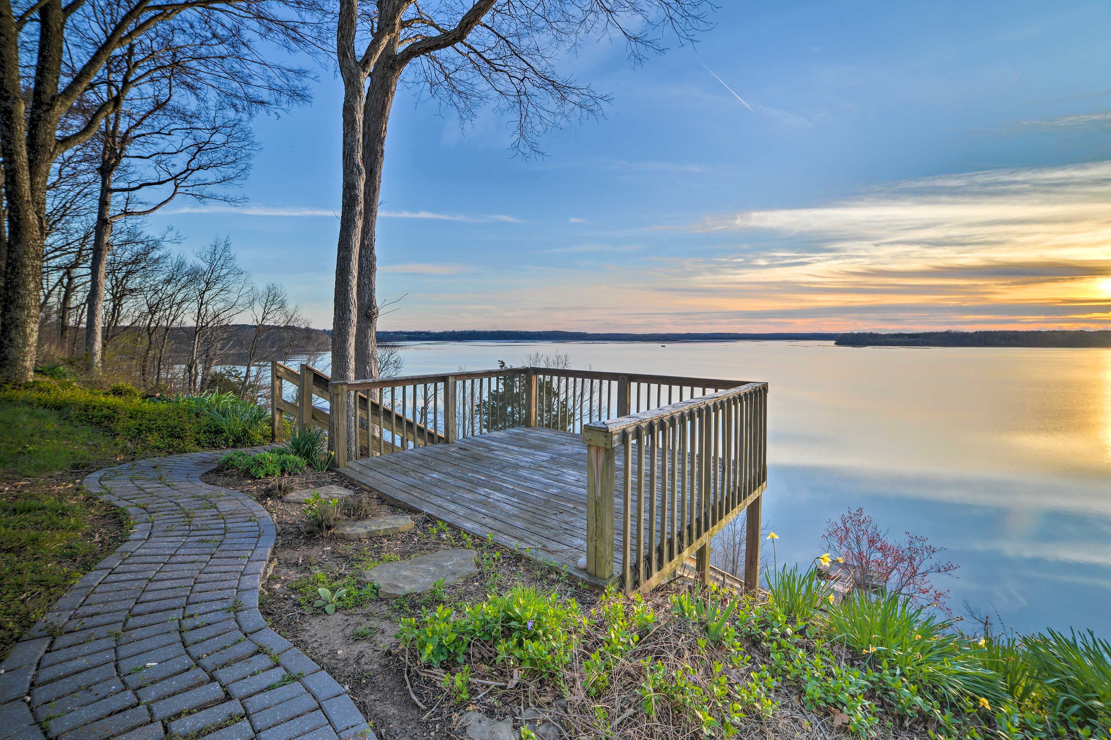 Peaceful Big Sandy Home w/ Deck on Kentucky Lake!