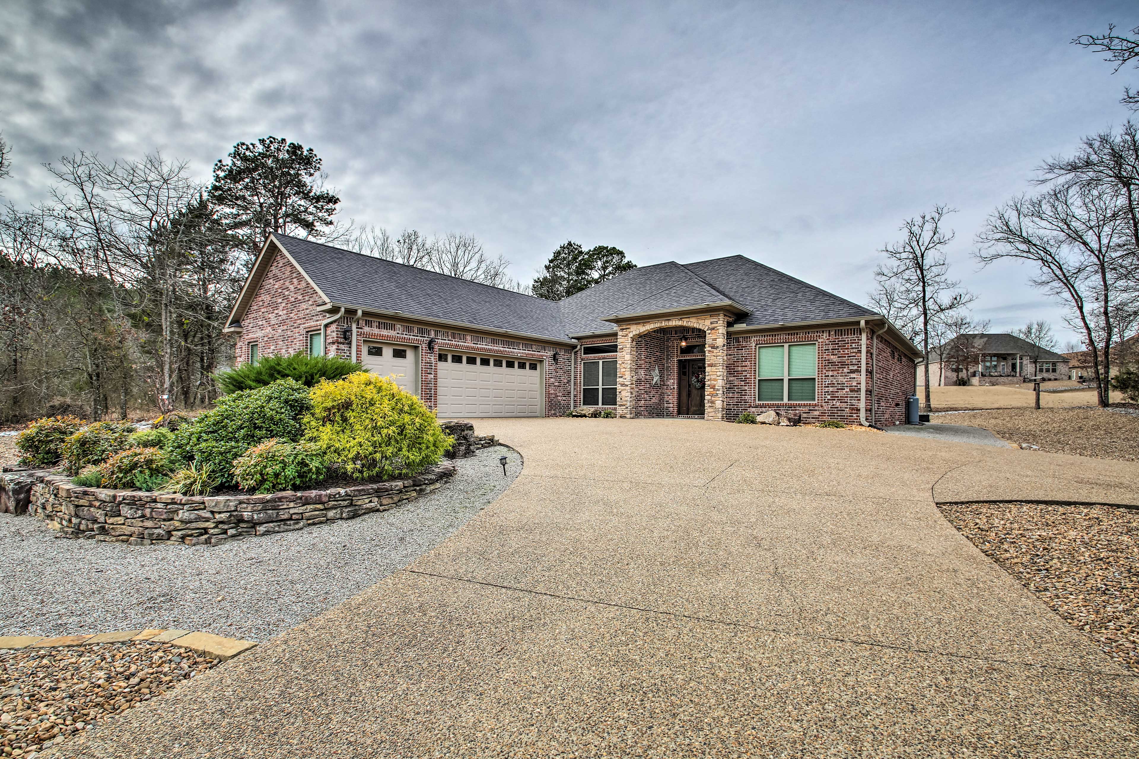 Spacious Golf Course Getaway in Hot Springs!