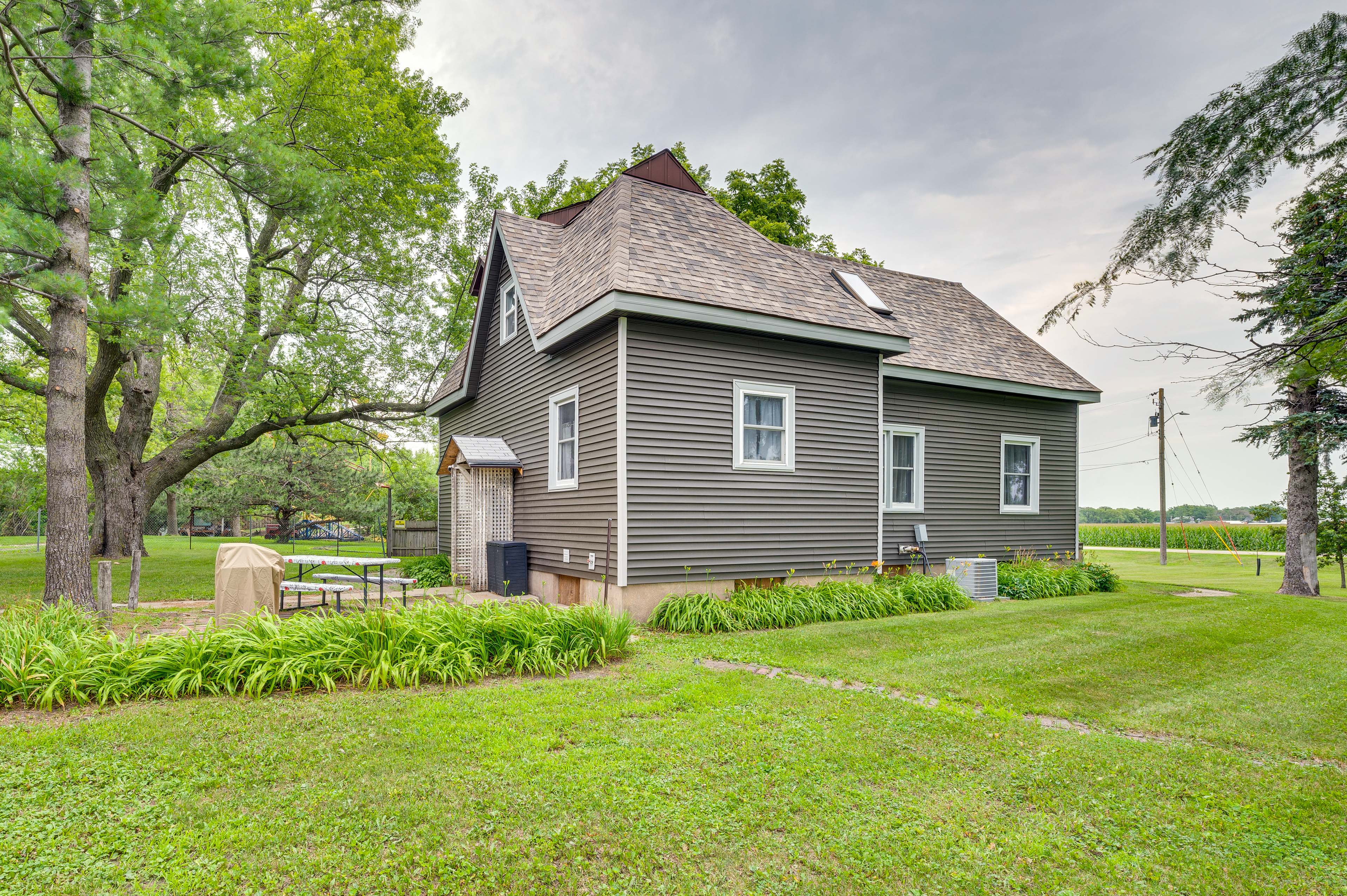 Charming Eagle Grove Farmhouse w/ Patio!