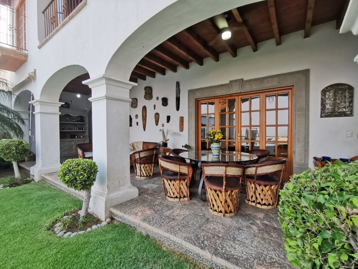 Terraza con comedor exterior / Terrace with outdoor dining