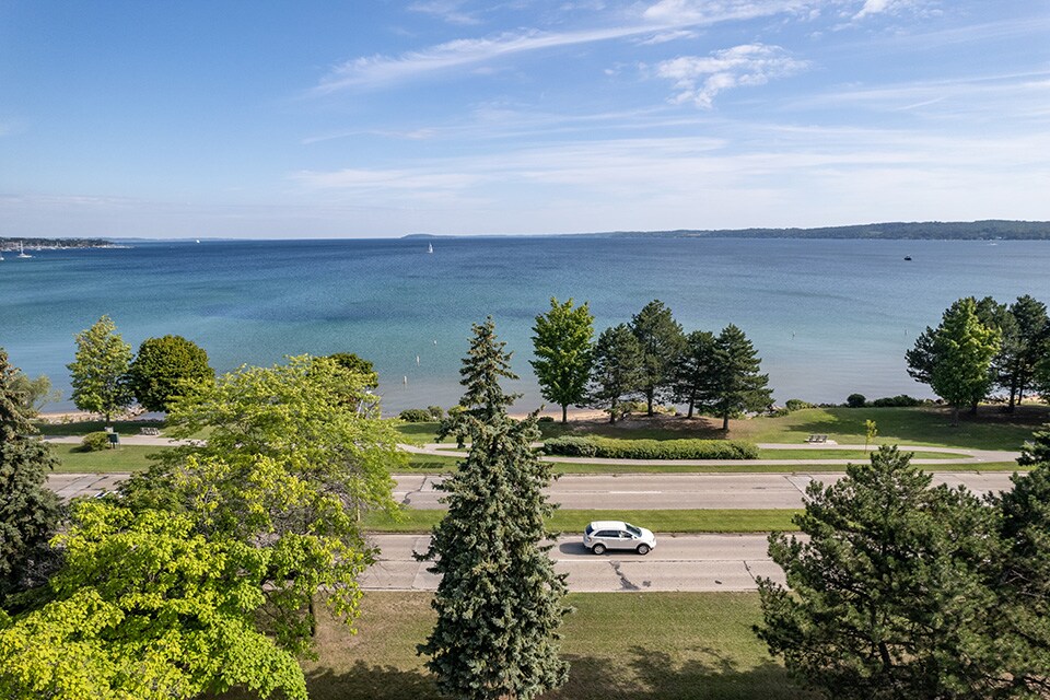 Property Image 2 - ♛  Luxury Downtown 2BDR Lake View Penthouse Condo steps to Beach! ➠ 304E
