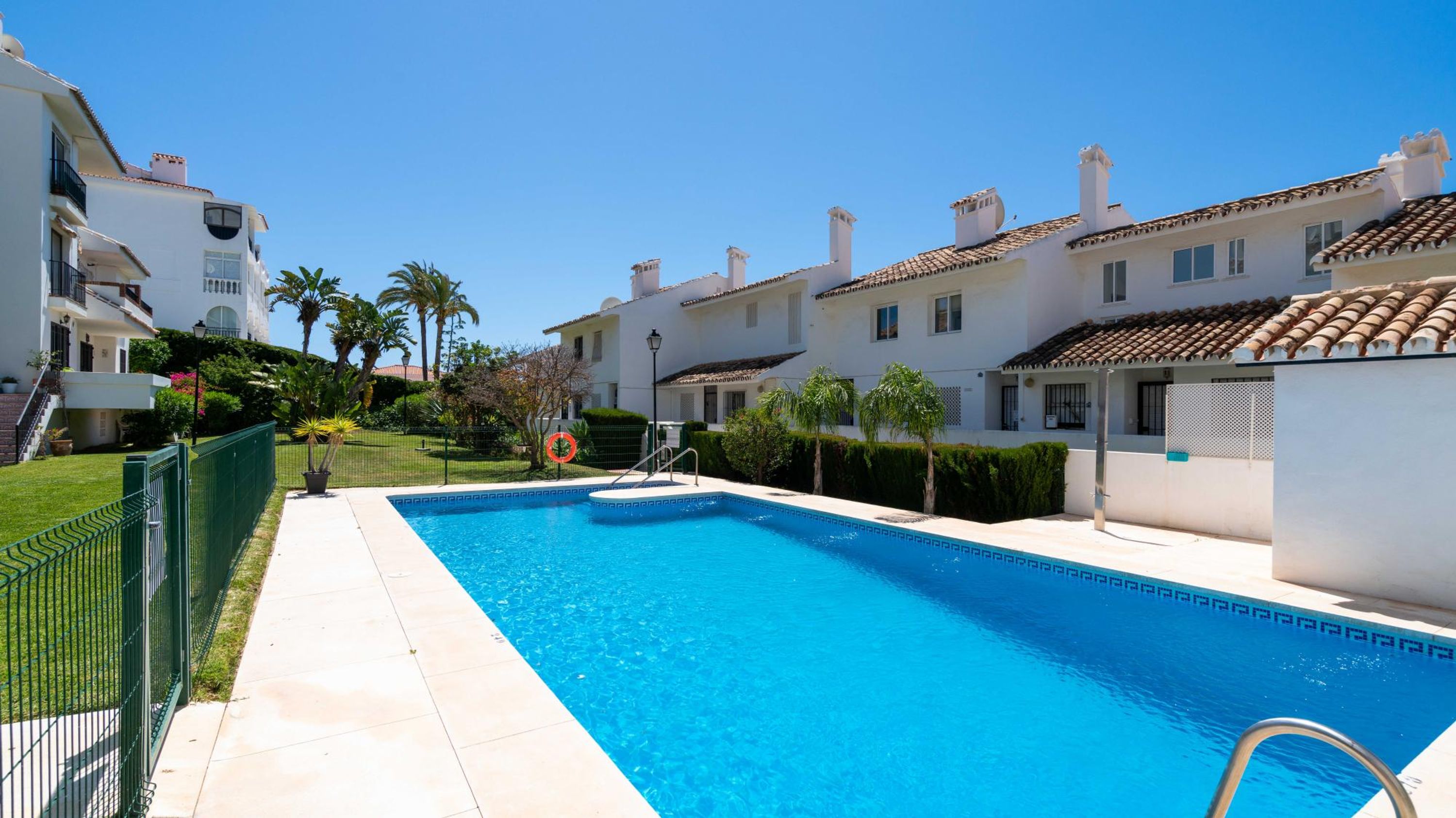 Property Image 2 - Sunny balcony with pool Ref 109